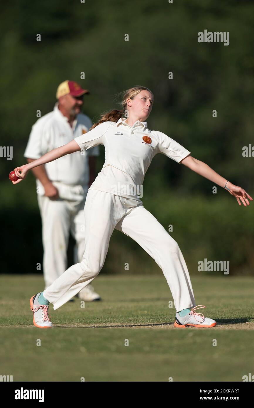Femmina cricket giocatore bowling, Dorset, Inghilterra. Foto Stock