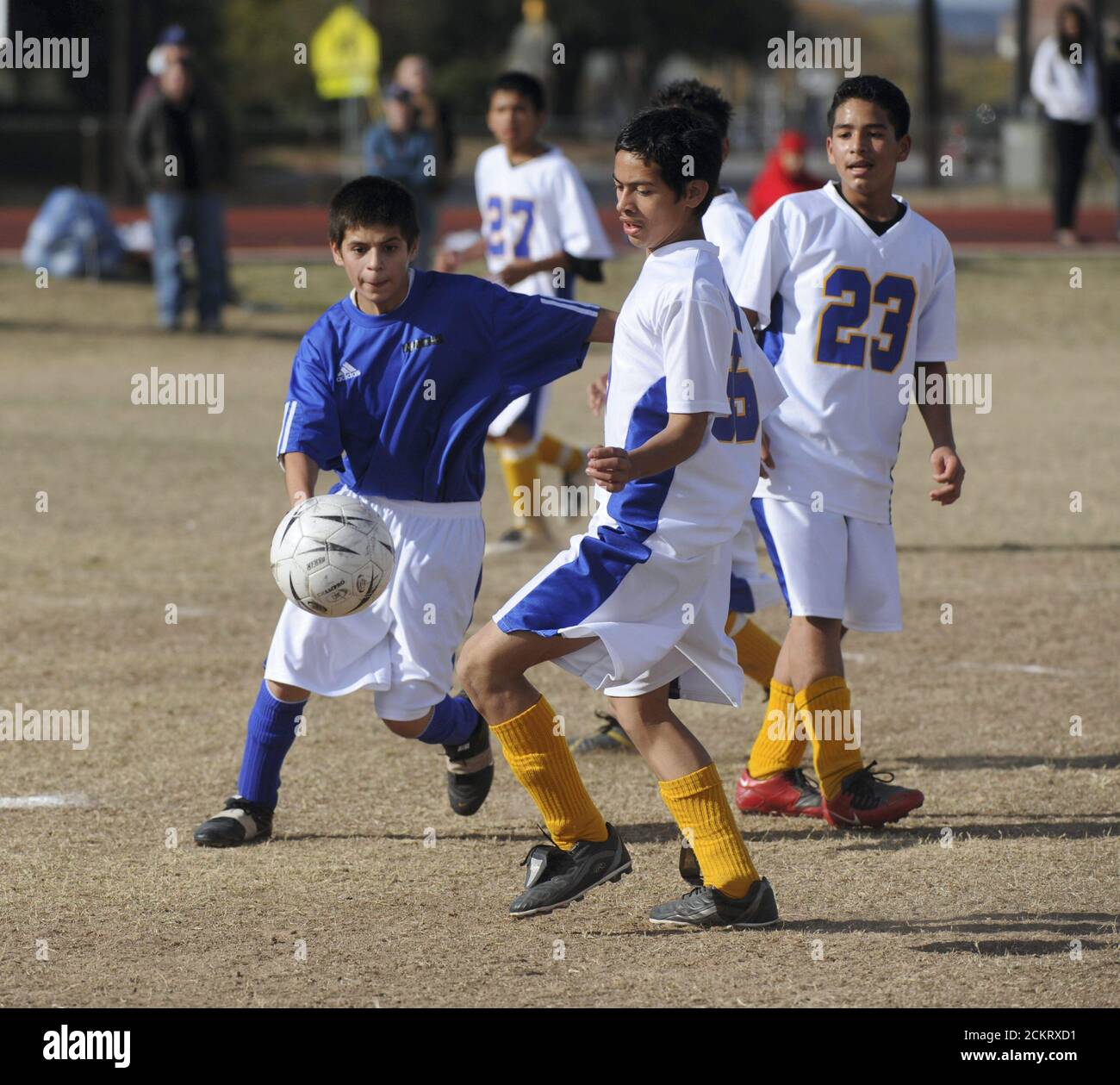 Austin, Texas, 15 dicembre 2008: Partita di calcio tra la Martin Middle School (bianca) contro la Webb Middle School (blu) nella partita di campionato della città di sabato ad Austin. La maggior parte dei giocatori sono ragazzi ispanici in settima e ottava classe. ©Bob Daemmrich Foto Stock