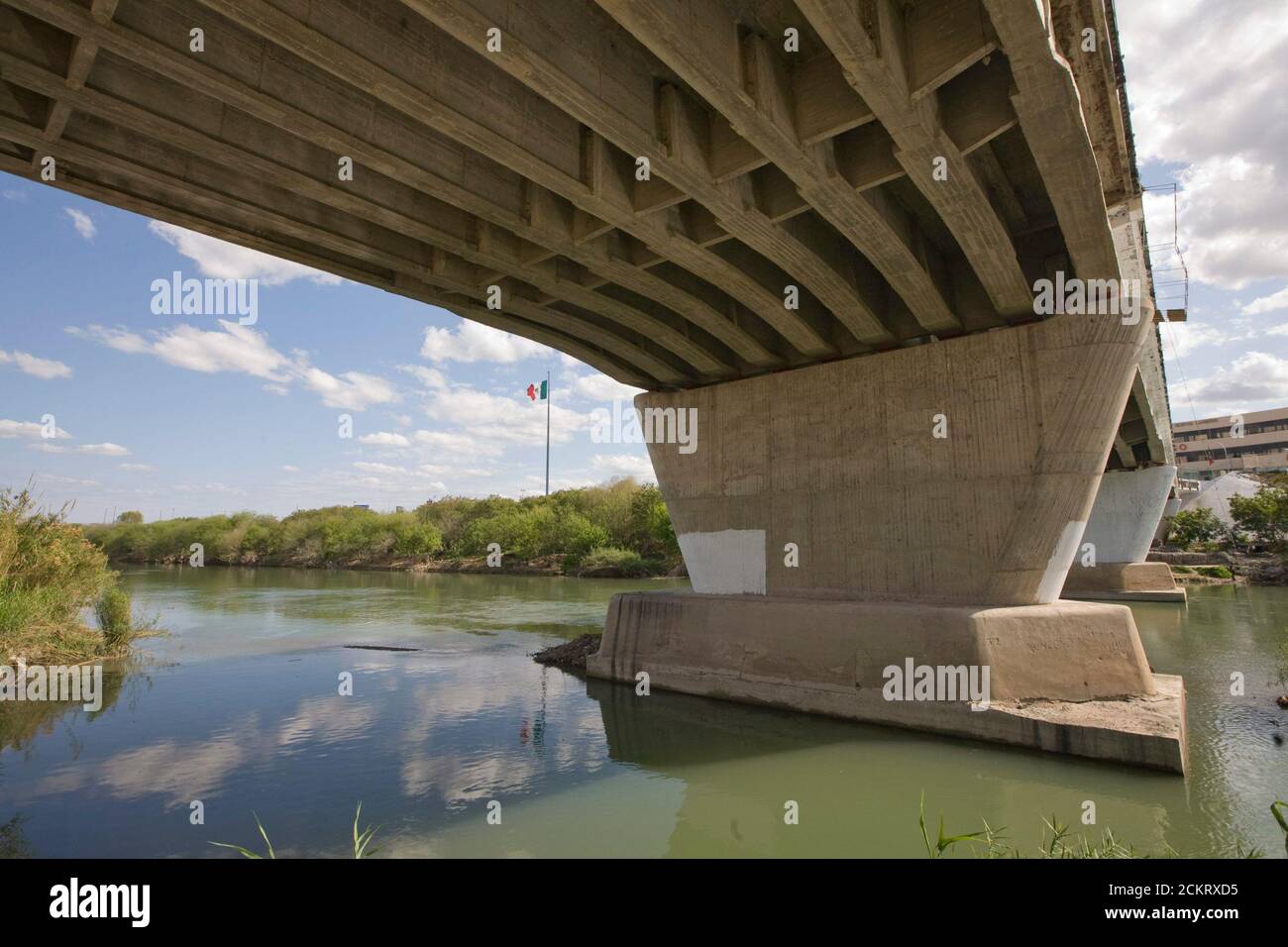 Laredo, Texas 20 febbraio 2009: Il ponte internazionale n. 1 sul fiume Rio Grande che guarda verso Nuevo Laredo, Messico, nel centro di Laredo, Texas. ©Bob Daemmrich Foto Stock