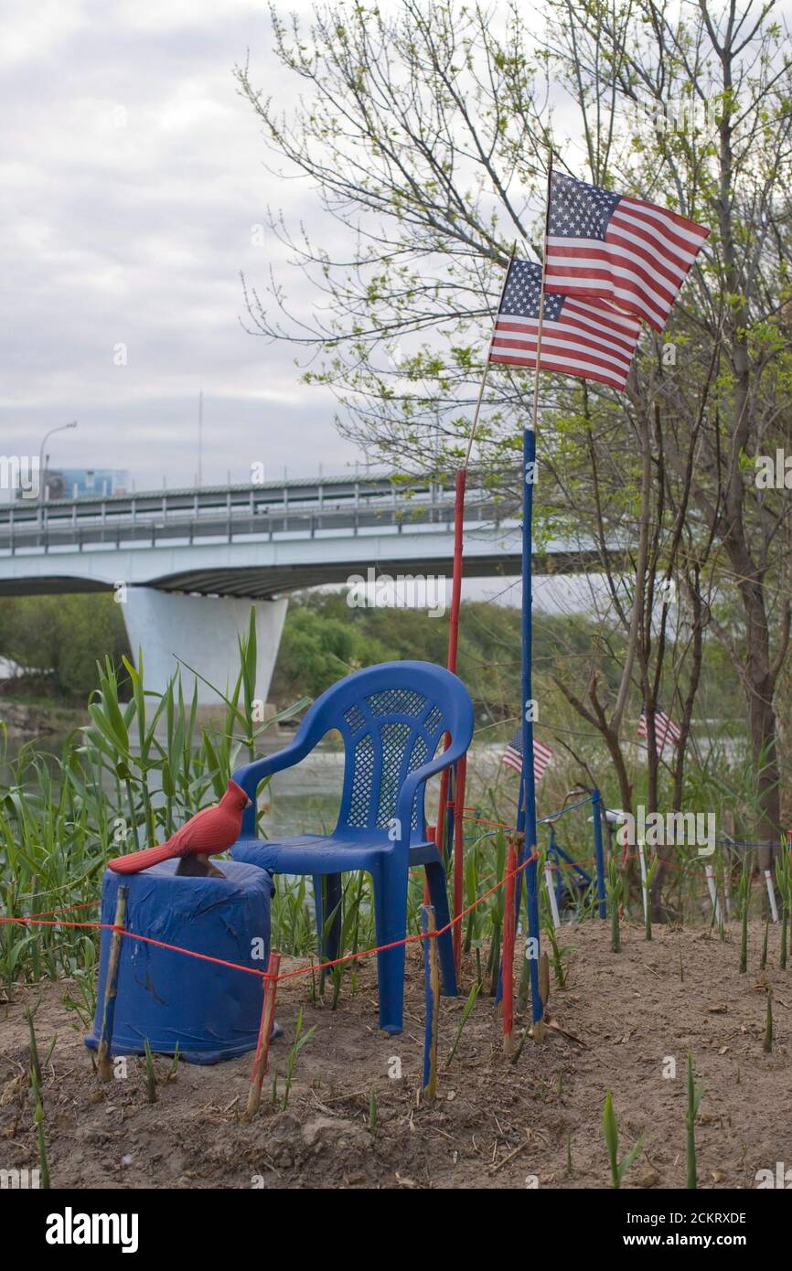 Laredo, Texas 21 febbraio 2009: Le bandiere degli Stati Uniti e le creazioni di un artista locale accolgono i visitatori di un percorso tra i ponti internazionali nel centro di Laredo. L'area è stata a lungo una strada per gli immigrati clandestini che attraversano il fiume dal Messico agli Stati Uniti, tuttavia l'aumento degli sforzi di polizia di frontiera sta frenando il traffico illegale. ©Bob Daemmrich Foto Stock