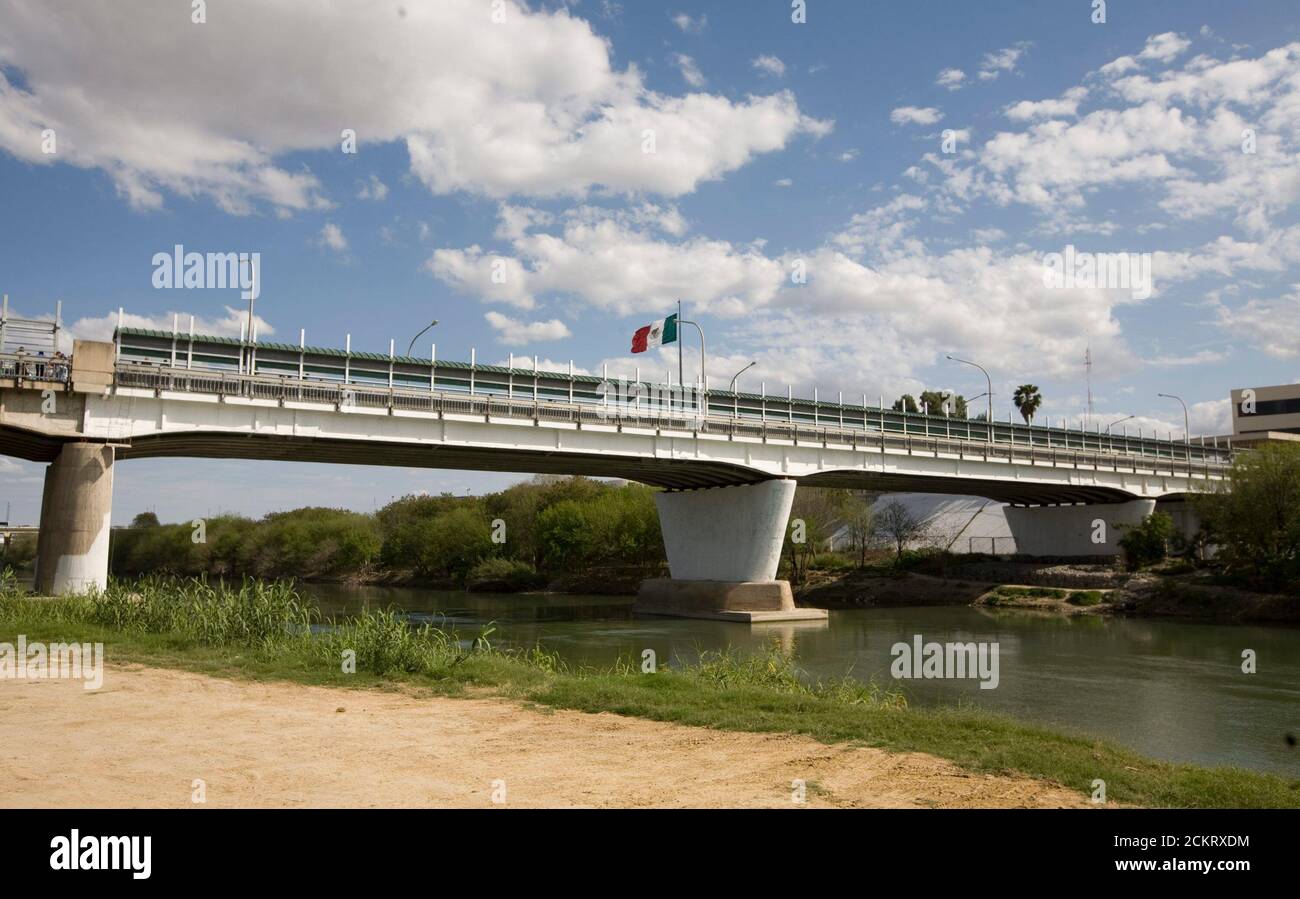 Laredo, Texas 20 febbraio 2009: Il ponte internazionale n. 1 sul fiume Rio Grande che guarda verso Nuevo Laredo, Messico, nel centro di Laredo, Texas. ©Bob Daemmrich Foto Stock