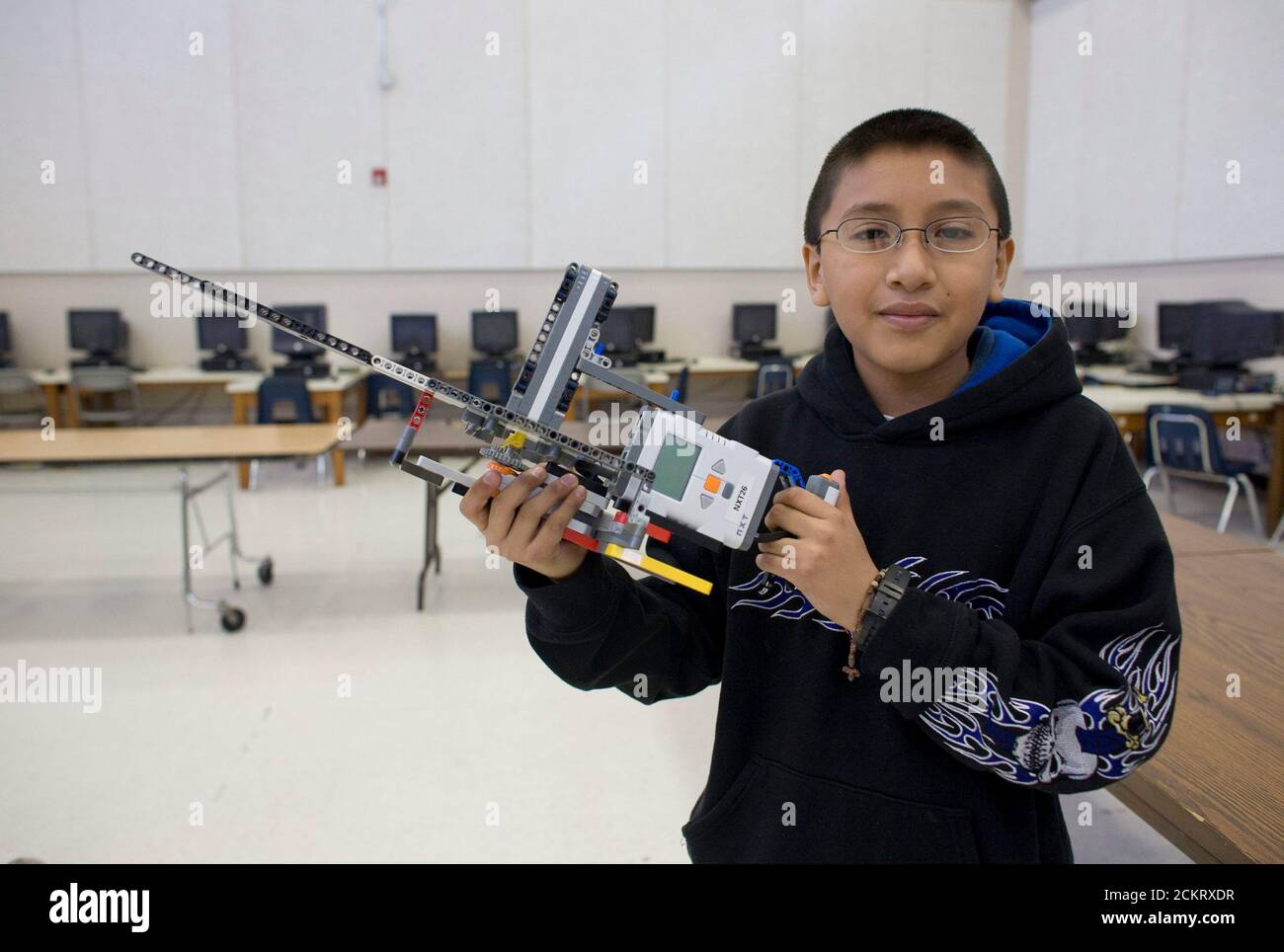 Austin, Texas, 5 dicembre 2008: Il ragazzo ispanico di sesta classe dimostra le creazioni di robotica per i genitori alla fine di un semestre di lavoro in classe di robotica avanzata alla Kealing Middle School di Austin. Questa è una pistola che spara pellet di plastica. ©Bob Daemmrich Foto Stock