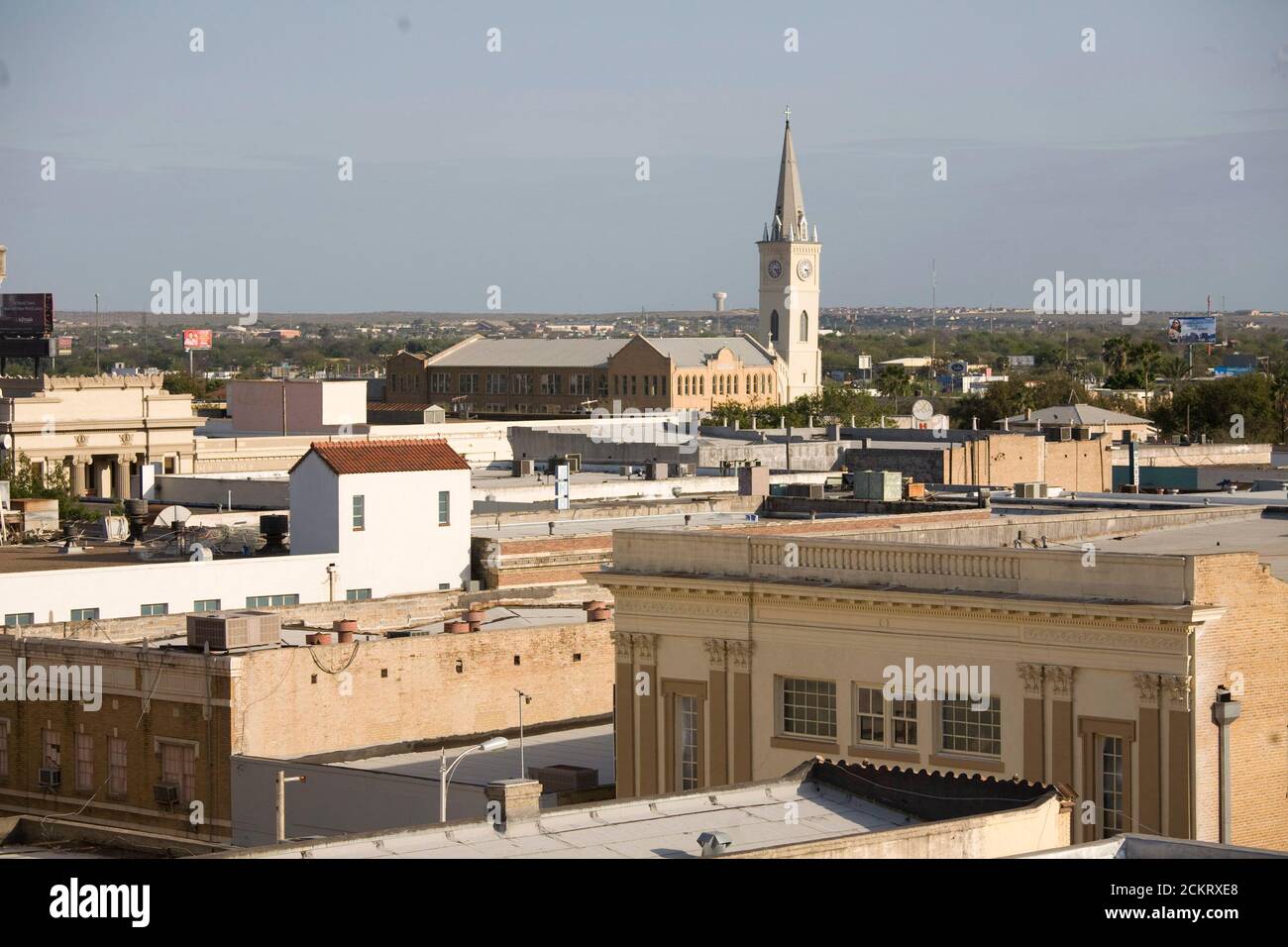 Laredo, TX 20 febbraio 2009: Laredo, TX visto dal garage sul tetto del terminal degli autobus regionali, guardando verso il Messico. ©Bob Daemmrich Foto Stock