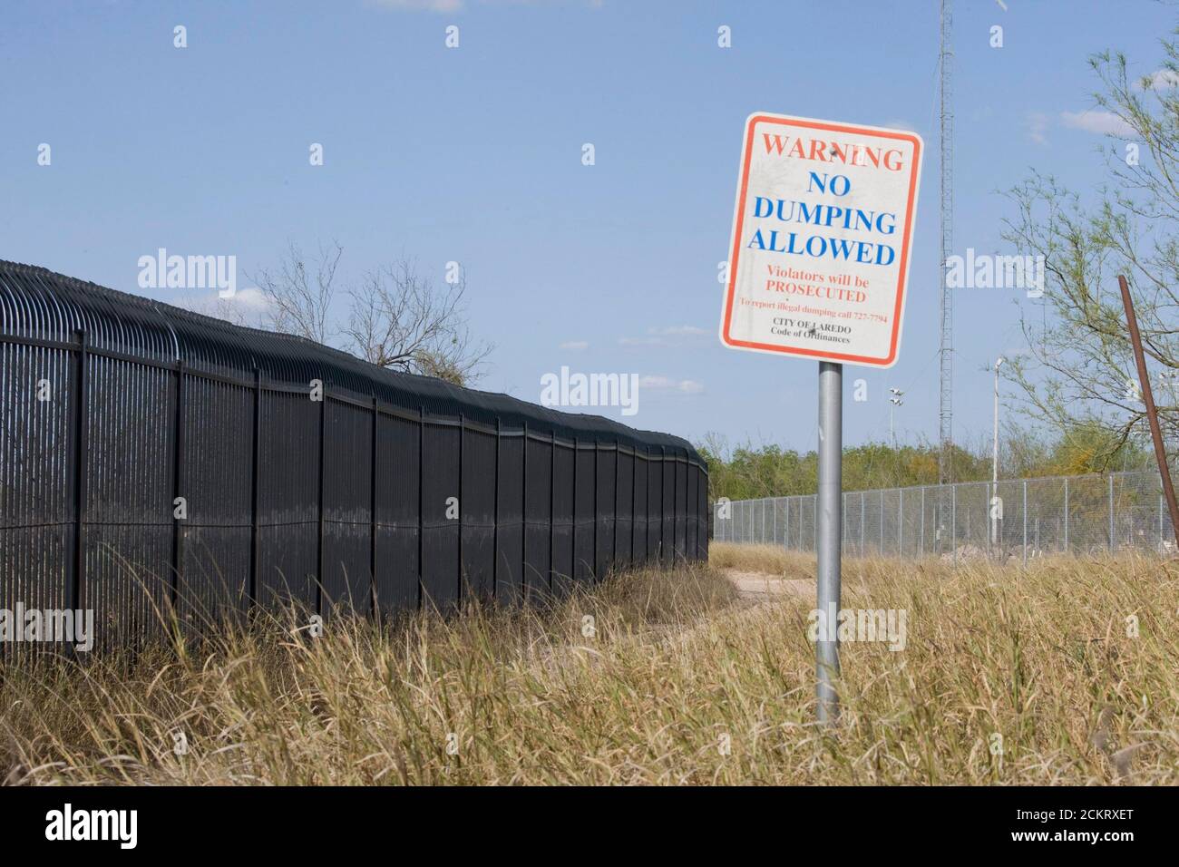 Laredo, Texas USA, 20 febbraio 2009: Una recinzione metallica dietro il Laredo Community College protegge il quartiere dall'ingresso di stranieri illegali che attraversano il vicino Rio Grande River negli Stati Uniti ©Bob Daemmrich Foto Stock