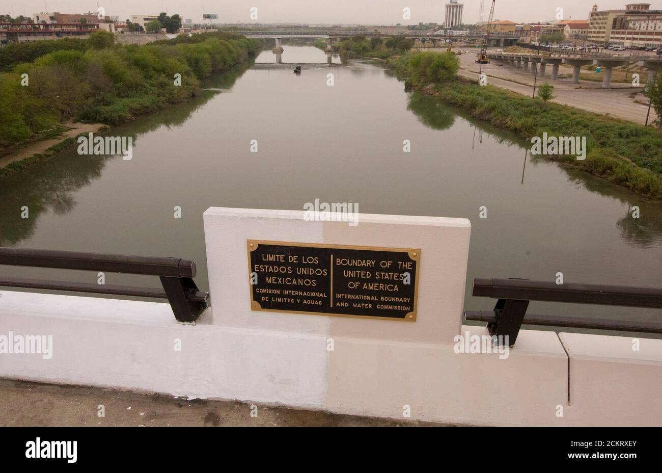 Laredo, TX 20 febbraio 2009 il confine degli Stati Uniti con il Messico visto dal centro del Ponte Internazionale n. 2 sul fiume Rio Grande, guardando ad ovest nel centro di Laredo, Texas. Nuevo Laredo, Tamaulipas, Messico è sulla sinistra. ©Bob Daemmrich Foto Stock