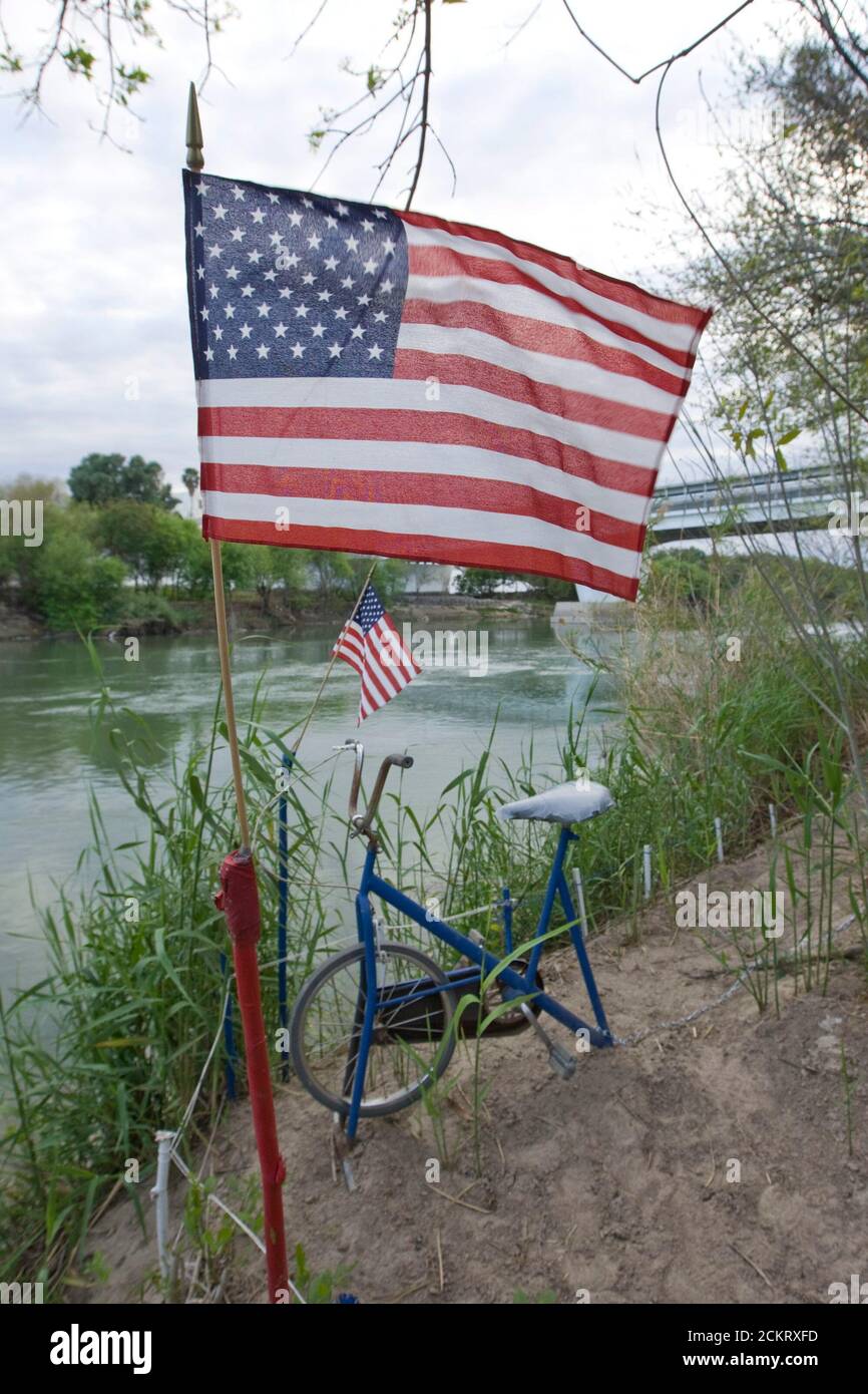 Laredo, Texas 21 febbraio 2009: Le bandiere degli Stati Uniti e le creazioni di un artista locale accolgono i visitatori di un percorso tra i ponti internazionali nel centro di Laredo. L'area è stata a lungo una strada per gli immigrati clandestini che attraversano il fiume dal Messico agli Stati Uniti, tuttavia l'aumento degli sforzi di polizia di frontiera sta frenando il traffico illegale. ©Bob Daemmrich Foto Stock