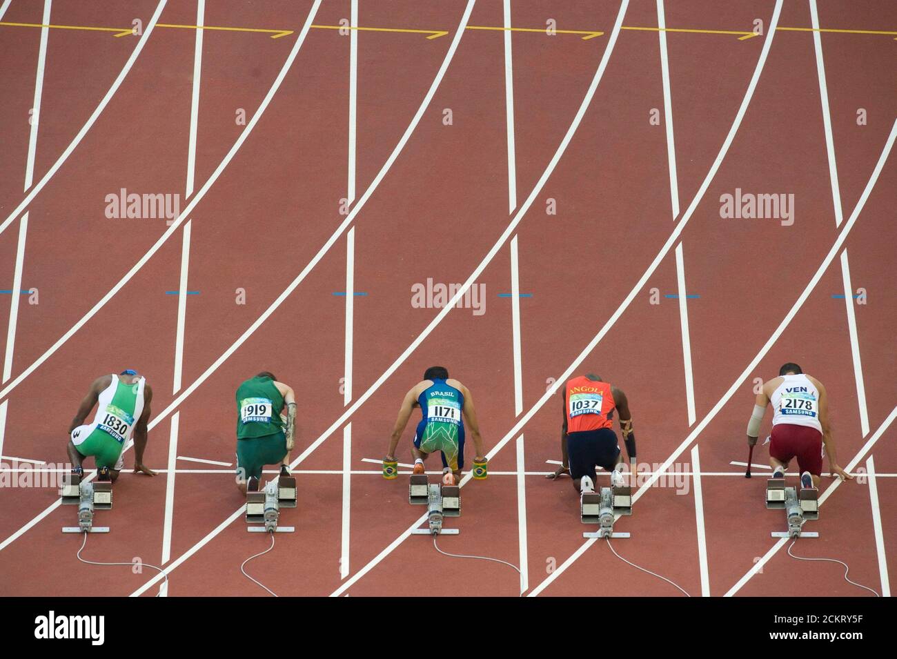 Pechino, Cina 13 settembre 2008: Giorno 8 della competizione atletica alle mostre dei Giochi Paralimpici di Pechino 2008 (l a r), Joseph Godwin Mbakara della Nigeria, David Roos del Sud Africa, Yohansson Nascimento del Brasile, Domingos Sebastio dell'Angola e Rubeng Gomez del Venezuela nelle prove maschili del T46 a 100 metri. ©Bob Daemmrich Foto Stock