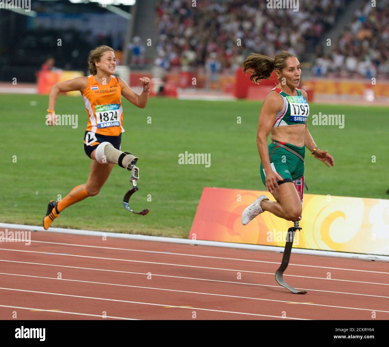 Pechino, Cina 12 settembre 2008: Giorno sei della competizione atletica ai Giochi Paralimpici del 2008 che mostrano Perla Bustamante del Messico (1797) vincendo i 100 metri della T42 alle Paralimpiadi, con un record mondiale in 16.32 secondi. ©Bob Daemmrich Foto Stock