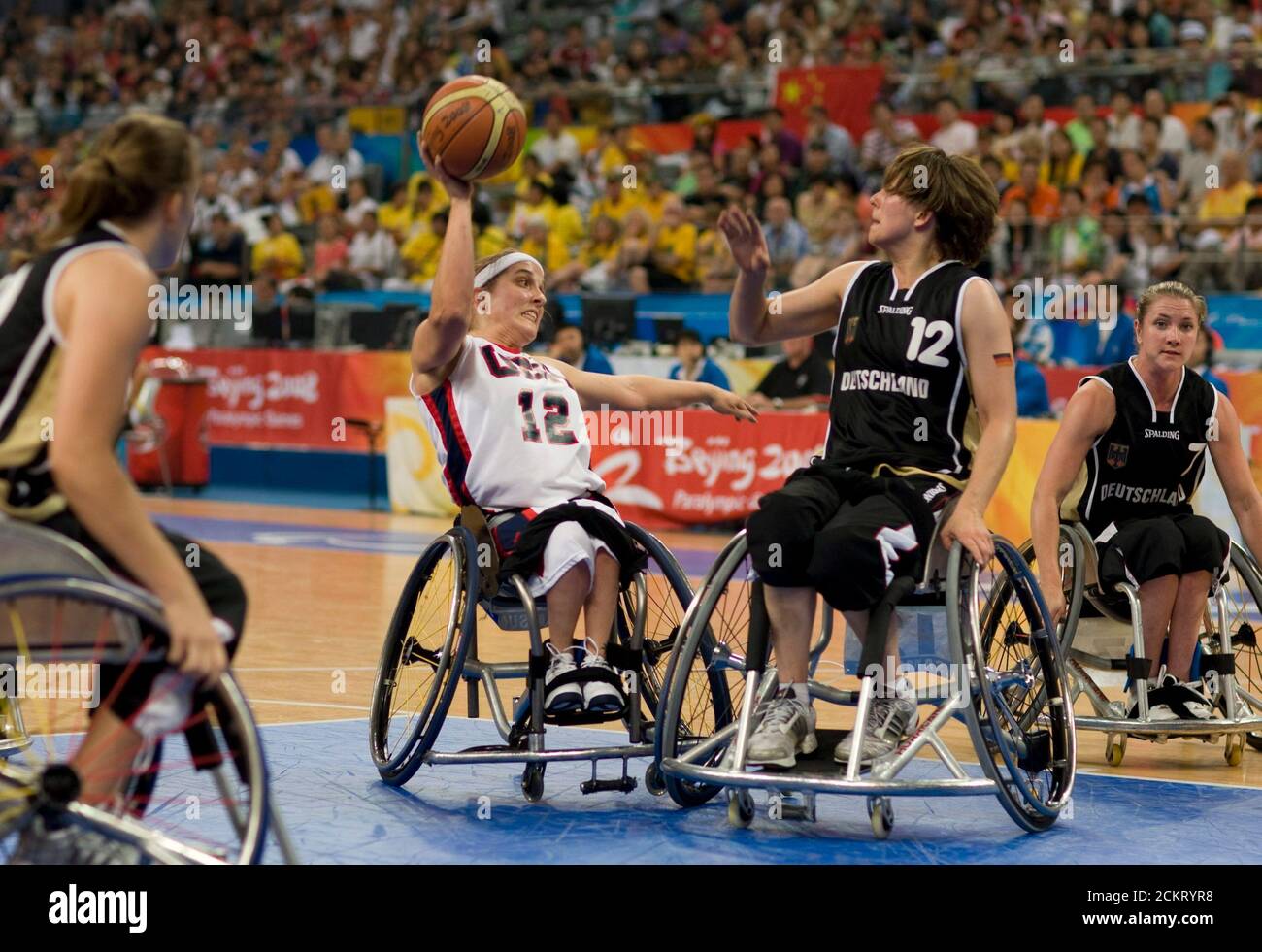 Pechino, Cina 14 settembre 2008: Giorno 9 della competizione atletica ai Giochi Paralimpici 2008 che mostra il giocatore degli Stati Uniti Christina Ripp (a sinistra) contro Maren Butterbrodt (12) della Germania negli Stati Uniti 50-38 vittoria per la medaglia d'oro nel basket femminile su sedia a rotelle. ©Bob Daemmrich Foto Stock