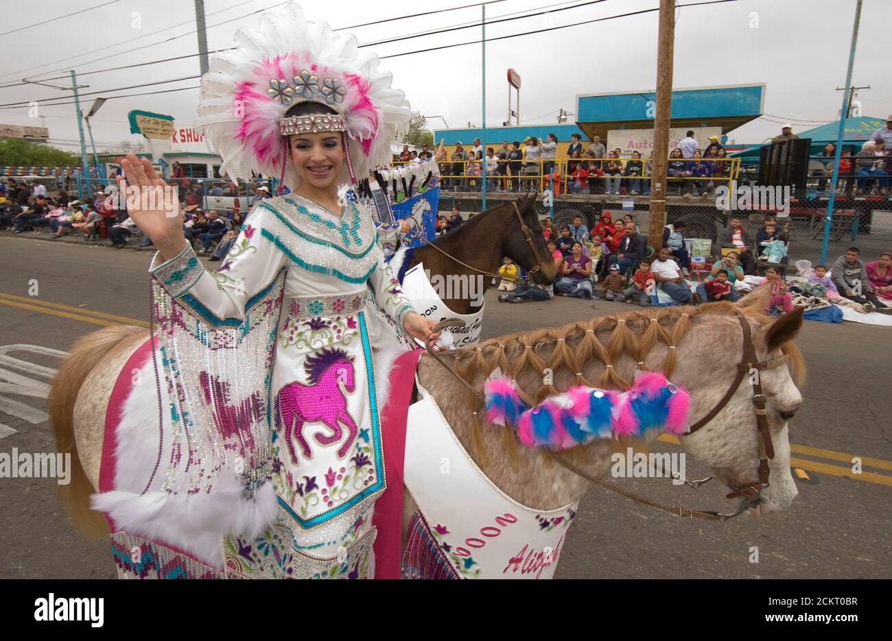 Laredo, TX Febbraio 22, 2009:112th-annual Washington's Birthday Celebration parade, commemorando il primo presidente degli Stati Uniti, nel centro di Laredo; teen membri del , mostrando il consiglio della principessa Pocahontas in stile Aztec costumi cavalcano nella parata. ©Bob Daemmrich Foto Stock