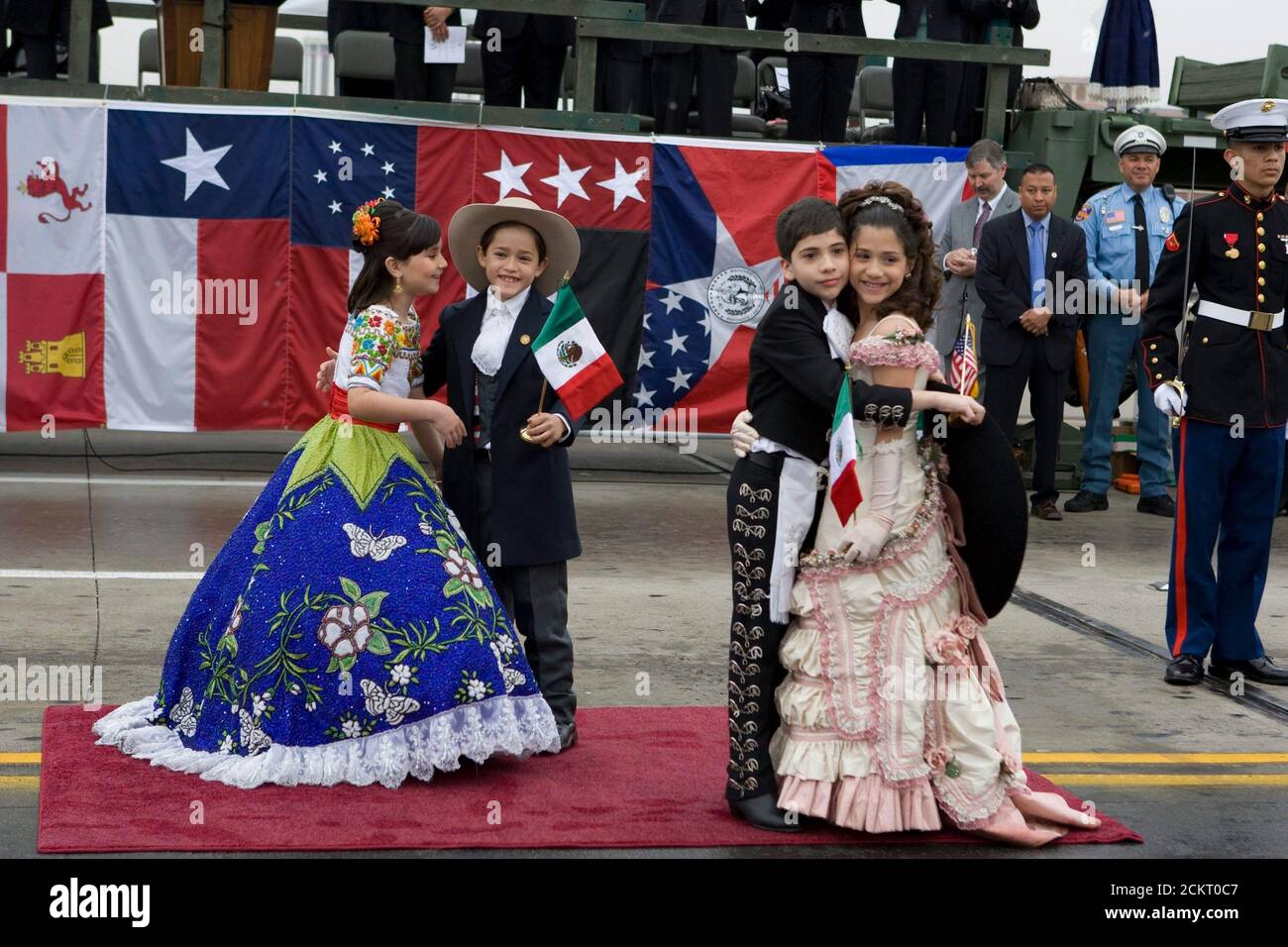 Laredo, Texas 21 febbraio 2009: I bambini di Nuevo Laredo, Messico (a sinistra) e Laredo, Texas (a destra) si incontrano nel centro del Ponte Internazionale n. 2 per un 'abrazzo' (abbraccio, o abbraccio) per dare il via alla 112esima celebrazione internazionale annuale del compleanno di George Washington nelle città di confine. ©Bob Daemmrich Foto Stock