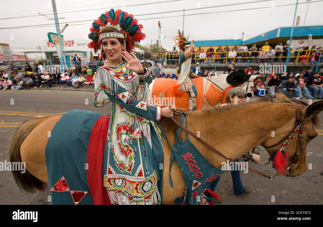 Laredo, TX Febbraio 22, 2009:112th-annual Washington's Birthday Celebration parade, commemorando il primo presidente degli Stati Uniti, nel centro di Laredo; teen membri del , mostrando il consiglio della principessa Pocahontas in stile Aztec costumi cavalcano nella parata. ©Bob Daemmrich Foto Stock