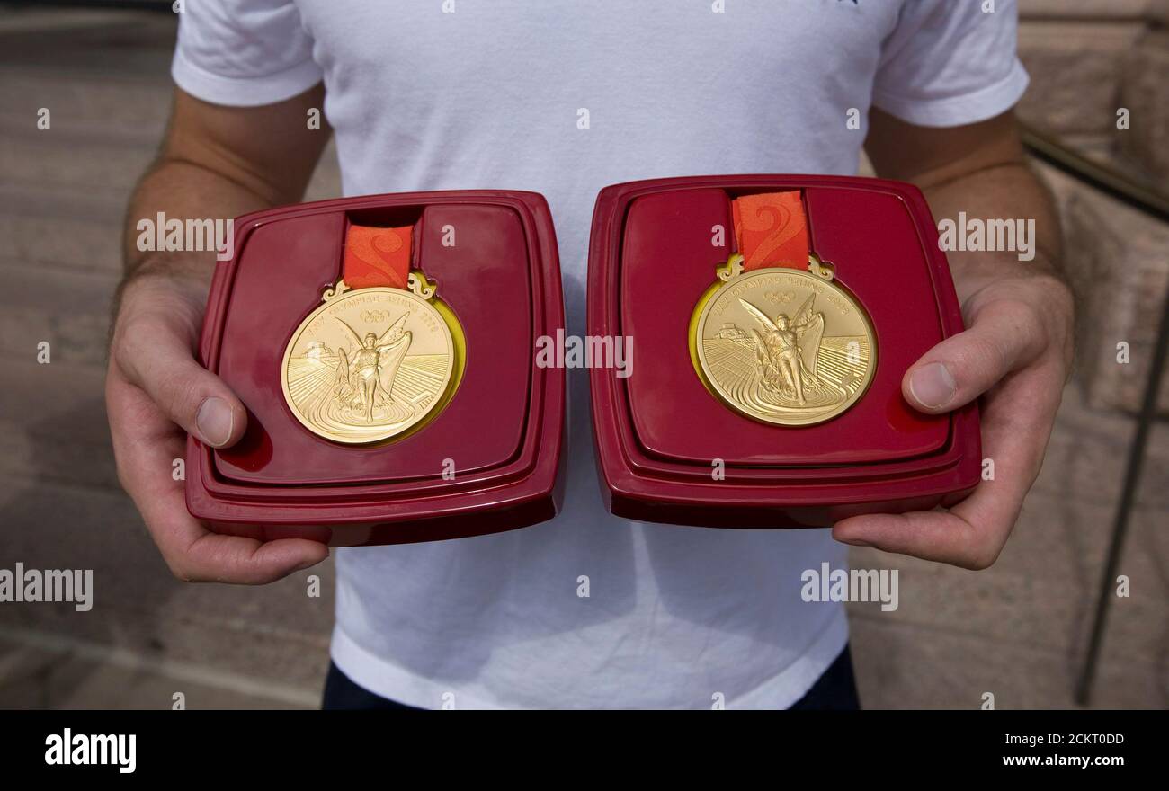 Austin, TX 22 ottobre 2008: Il nuotatore Garrett Weber-Gale mostra le sue due medaglie d'oro in relè dalle Olimpiadi estive del 2008 in una cerimonia al Campidoglio del Texas. ©Bob Daemmrich Foto Stock