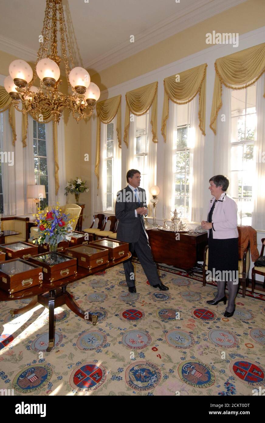 Austin, Texas 24 agosto 2006: Il governatore dell'Arizona Janet Napolitano, qui mostrato con Texas Gov. Rick Perry (l) alla residenza del governatore del Texas durante la conferenza dei governatori di confine ospitata da Perry. ©Bob Daemmrich Foto Stock