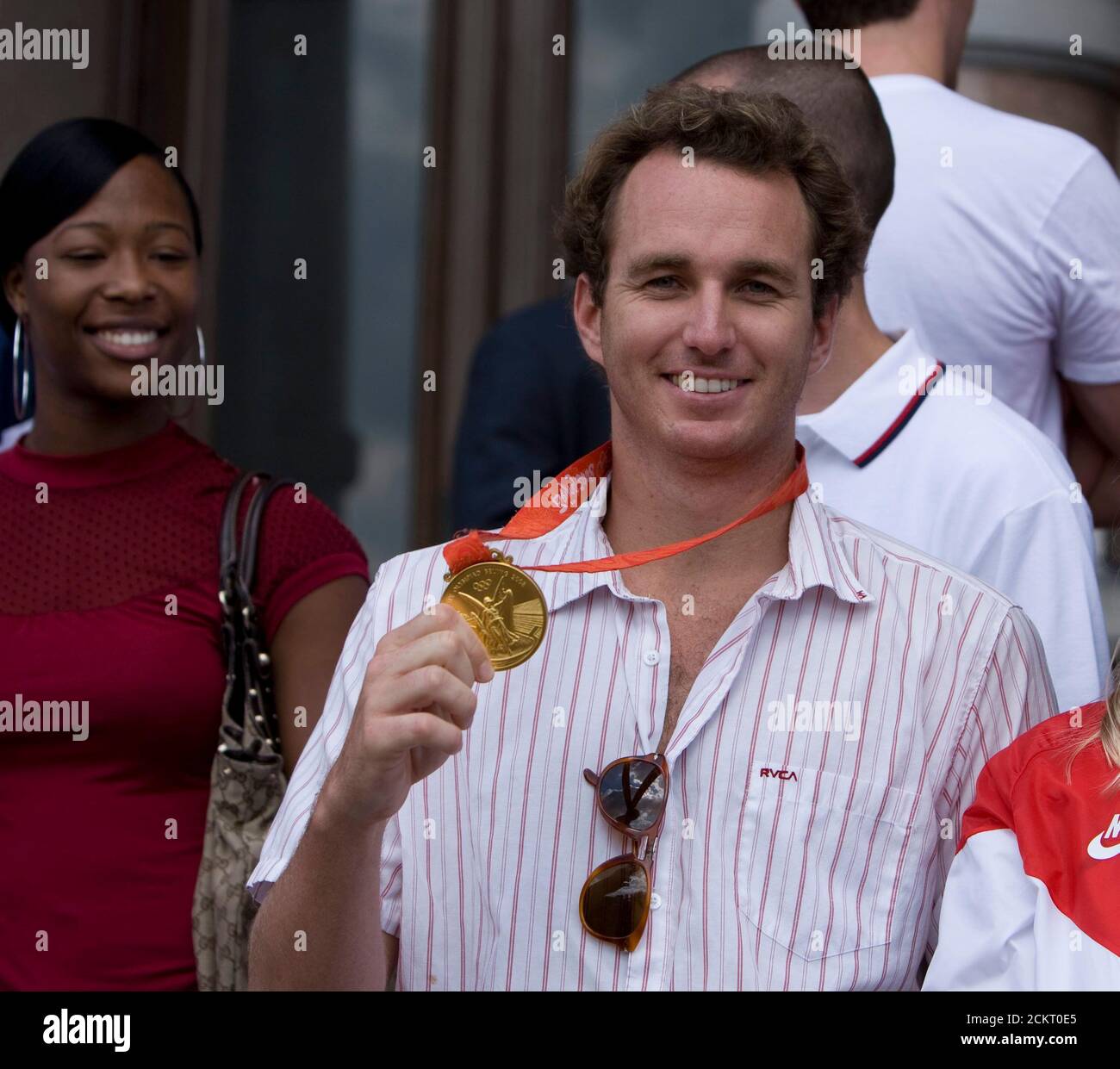 Austin, TX 22 ottobre 2008: Il nuotatore Aaron Peirsol mostra una delle sue due medaglie d'oro delle Olimpiadi estive di Pechino durante una cerimonia al Campidoglio del Texas in onore delle Olimpiadi del Texas. Peirsol ha un totale di sette medaglie olimpiche in tre apparizioni nel 2000, 2004 e 2008. ©Bob Daemmrich Foto Stock