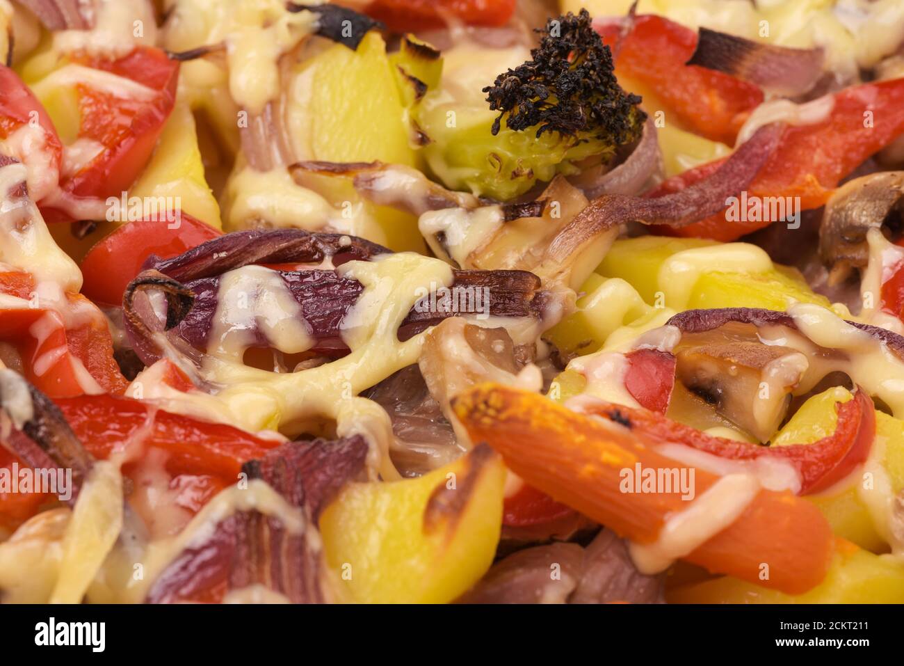 Primo piano di verdure miste e formaggi al forno Foto Stock