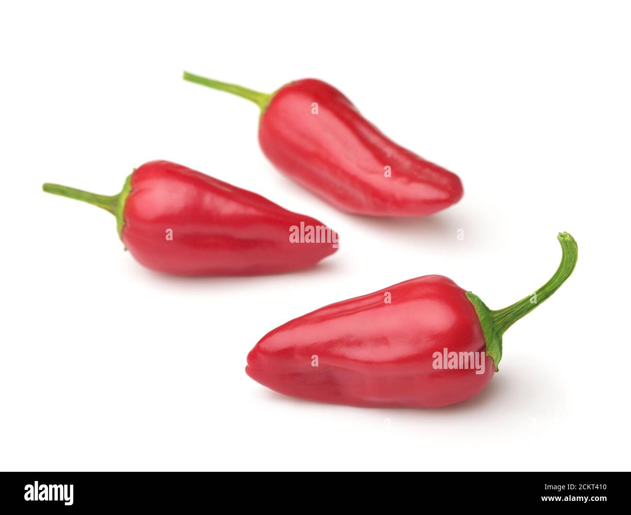Tre peperoncini rossi di jalapeno isolati su bianco Foto Stock