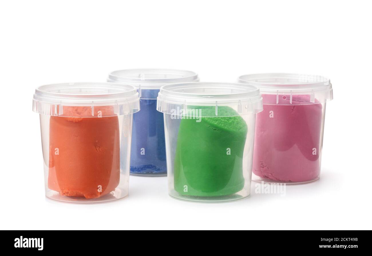 Gruppo di contenitori di plastica con argilla modellante colorata isolata sopra bianco Foto Stock