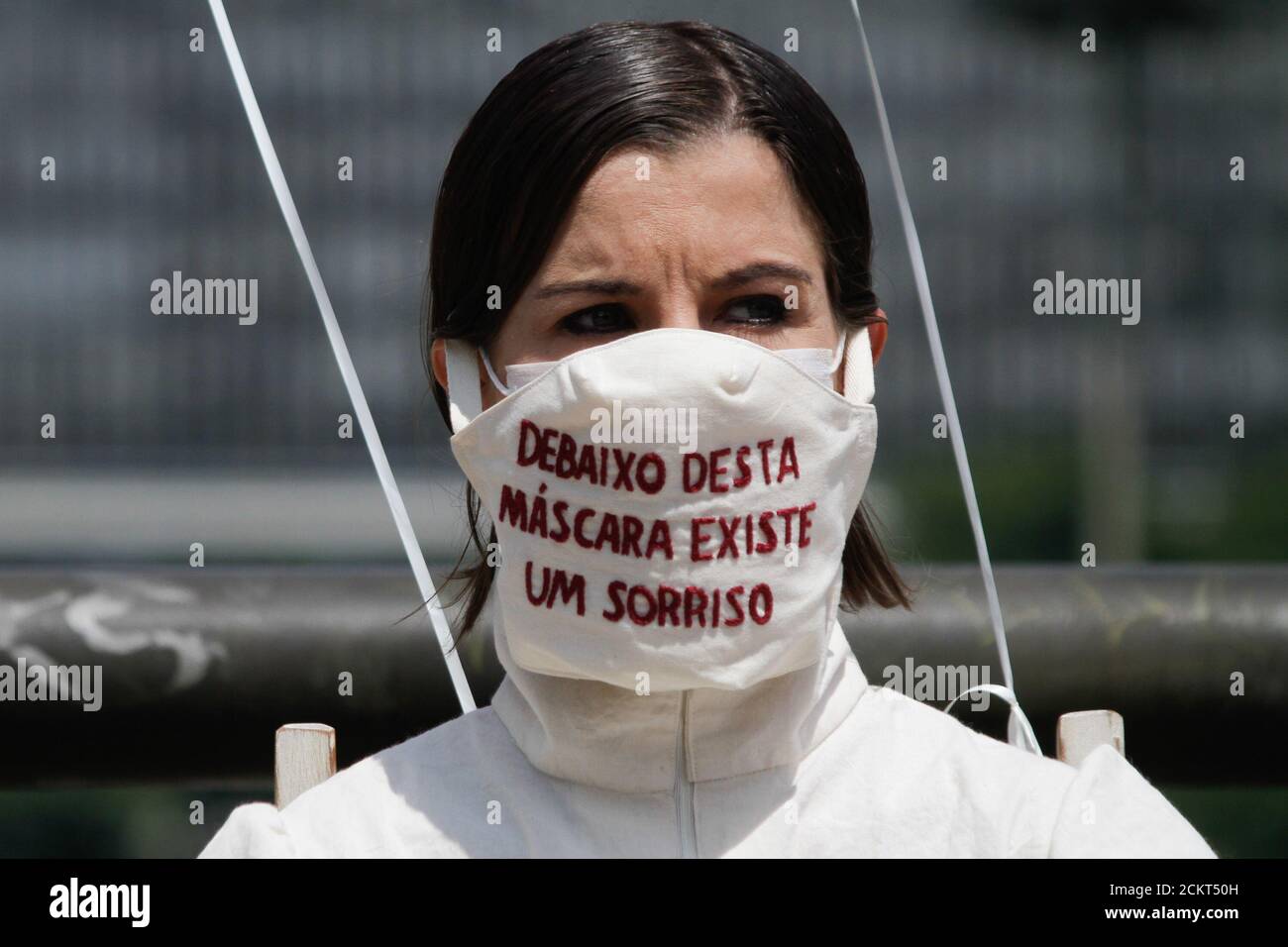 São Paulo, Brasile. 16 settembre 2020: Performance artistica rilasciare un sorriso, nella regione centrale della città di San Paolo, questo Mercoledì (16). L'azione cerca di mettere in discussione e provocare la creazione di nuove forme di affetti che possono derivare dalla distanza sociale e dall'uso continuato delle maschere, a causa del nuovo coronavirus. Attraverso un intervento spaziale nelle strade, l'esecuzione richiede una partecipazione attiva dello spettatore per liberare il sorriso soffocato sotto la maschera. 16 settembre 2020. Credit: FÃ¡Bio Vieira/FotoRua/ZUMA Wire/Alamy Live News Foto Stock