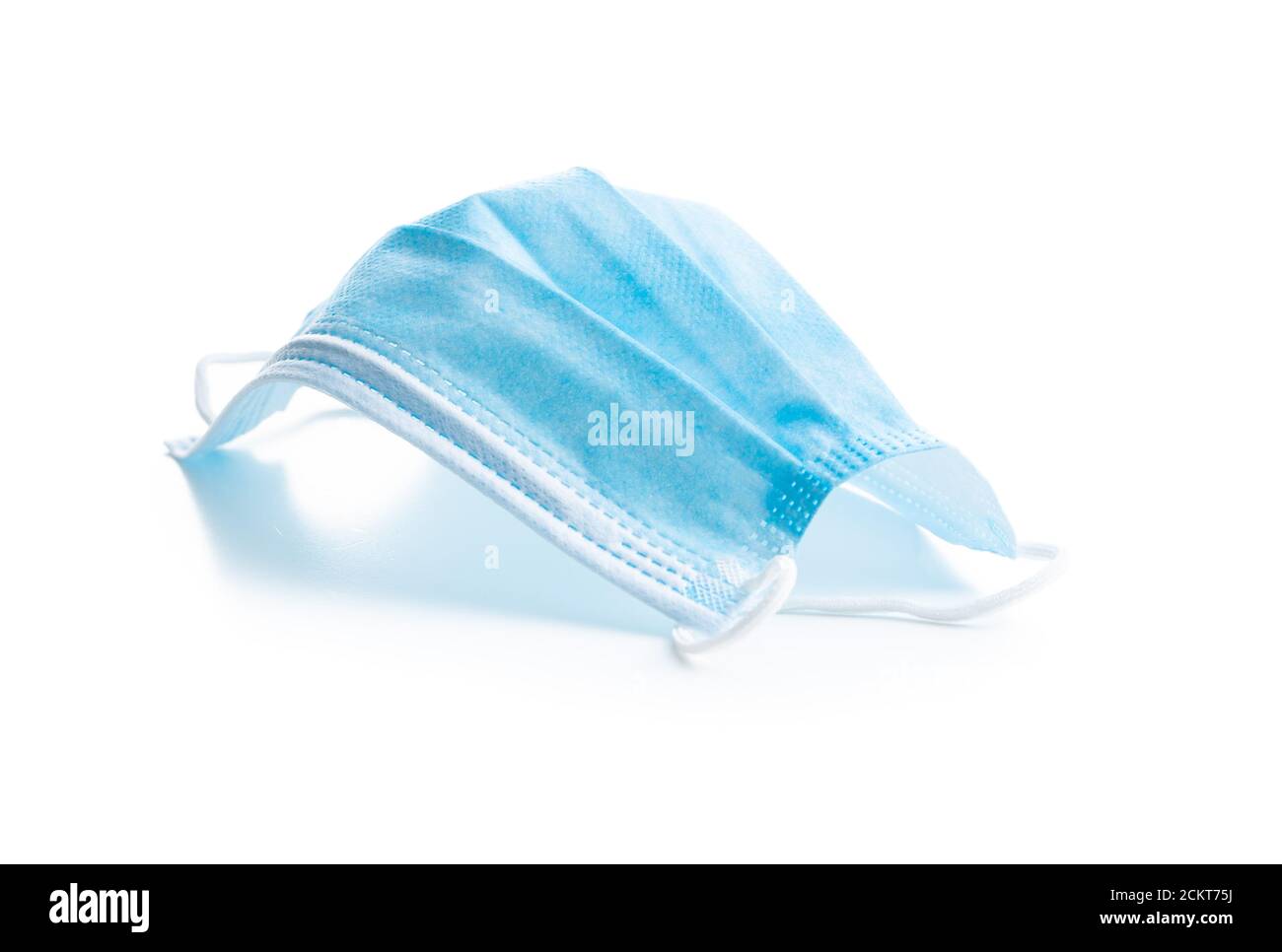 Maschera di carta blu isolata su sfondo bianco. Protezione da virus corona. Foto Stock
