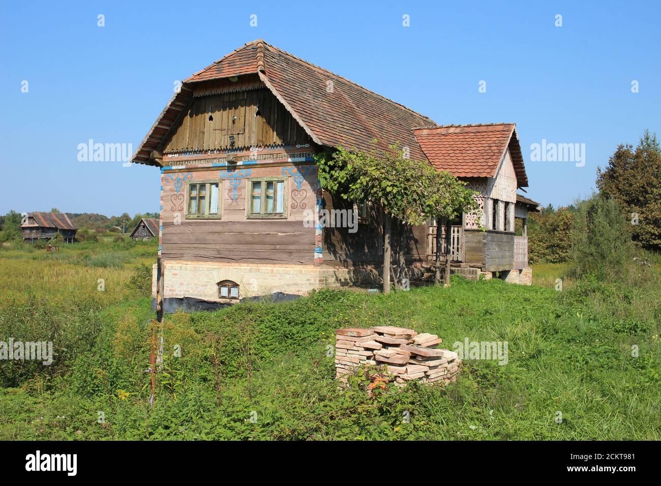 Casa di legno nel villaggio di ethno Kravarščica Foto Stock