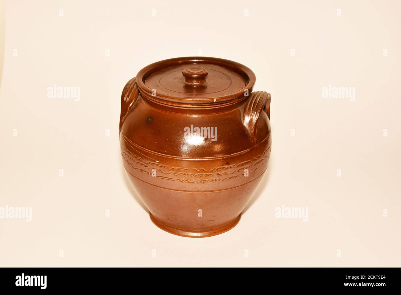 Pentola da cucina in terracotta smaltata marrone con lid.Late 19 ° secolo, country ware.Wiltshire, Inghilterra. REGNO UNITO Foto Stock