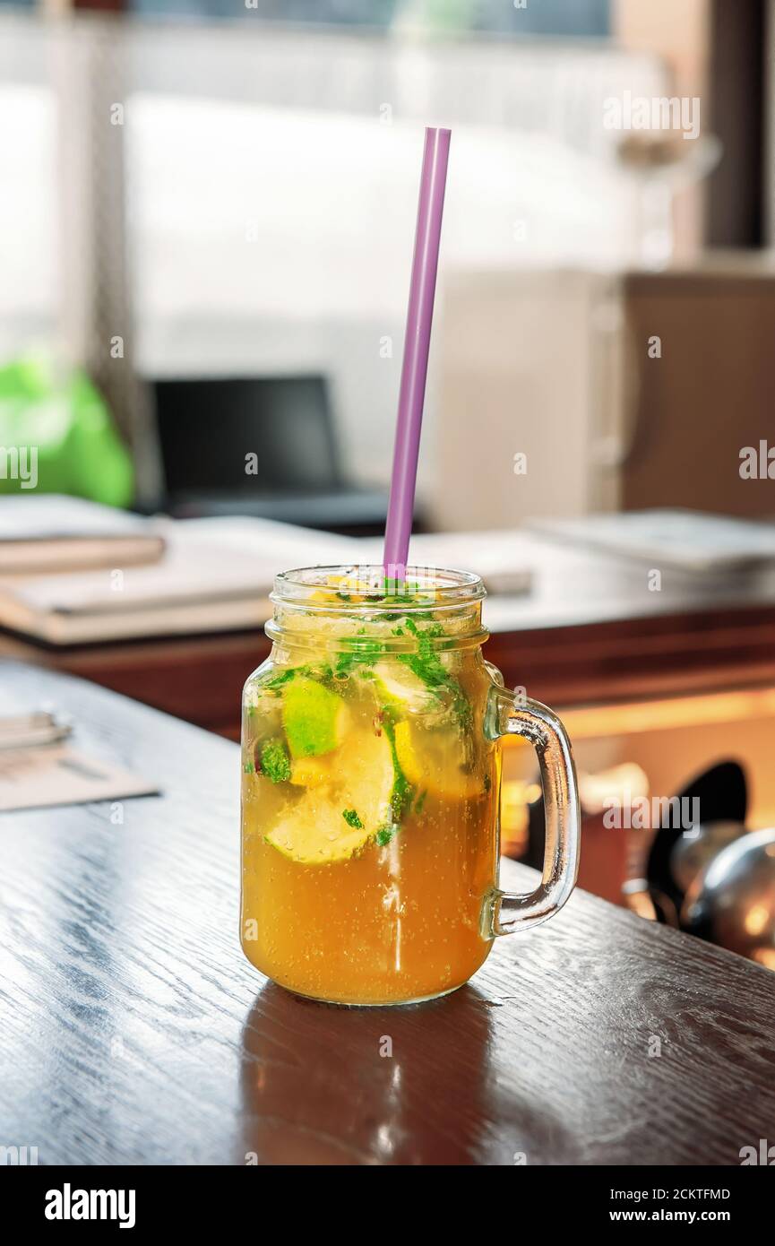 Uzvar da erbe diverse con limoni di agrumi e lime su il bar è in vetro Foto Stock
