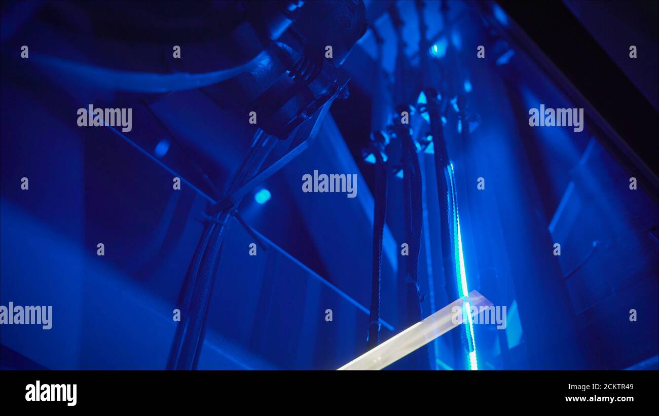 Ascensore in un nightclub. Ascensore in vetro con retroilluminazione blu. Moderno ascensore con ritocco. Albero di sollevamento. Foto Stock