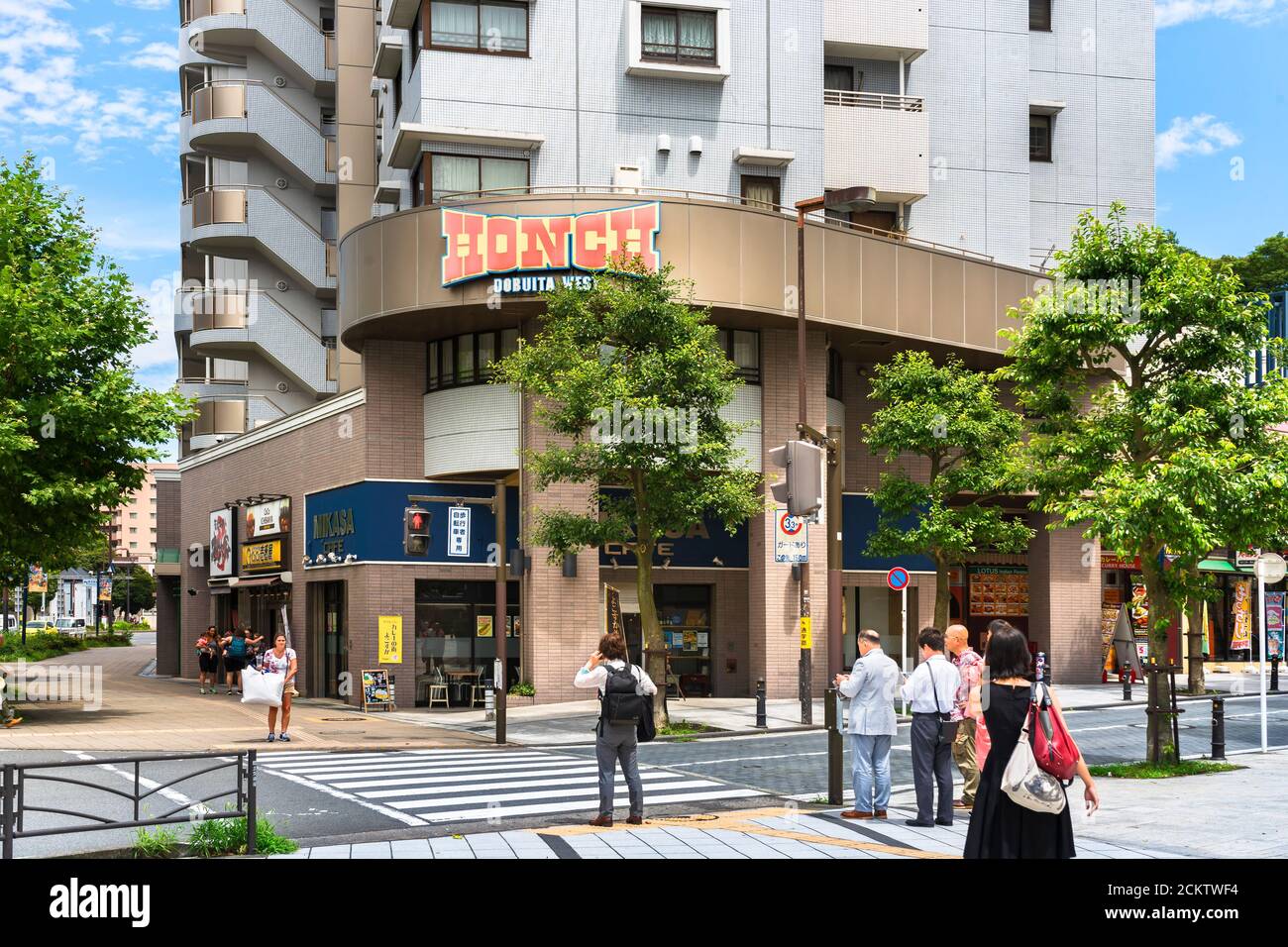 yokosuka, giappone - luglio 19 2020: Edificio Honch nel quartiere dei divertimenti della famosa via Dobuita chiamata Dobuita-dori Shopping Street o Honma Foto Stock