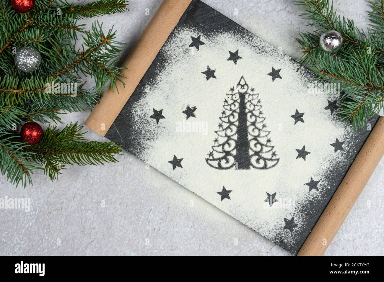 Silhouette di albero di Natale fatto di farina. Sfondo vacanze con spazio di copia, ramo ad albero, vista dall'alto. Concetto di preparazione della cena di Natale e nuovo Foto Stock