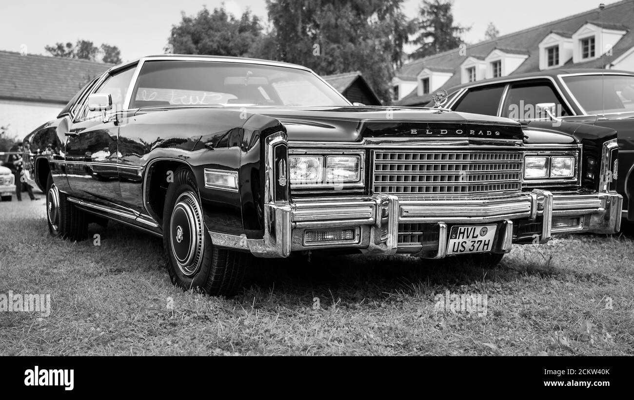 DIEDERSDORF, GERMANIA - 30 AGOSTO 2020: L'auto di lusso personale Cadillac Eldorado Coupe, 1978. Bianco e nero. La mostra di 'US Car Classics'. Foto Stock