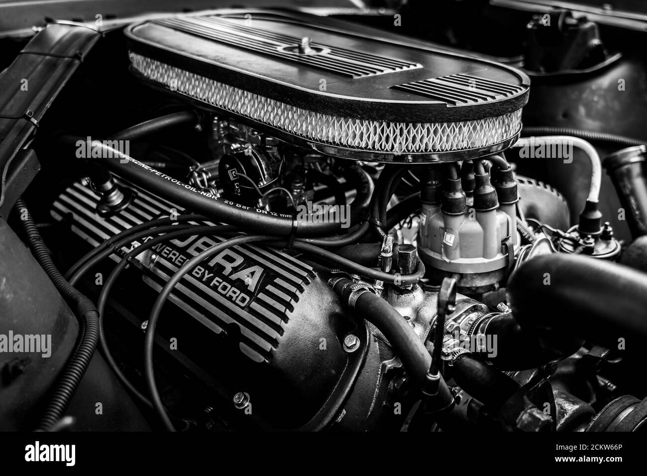 DIEDERSDORF, GERMANIA - 30 AGOSTO 2020: Il motore di auto pony Ford Mustang (prima generazione). La mostra di 'US Car Classics'. Bianco e nero. Foto Stock