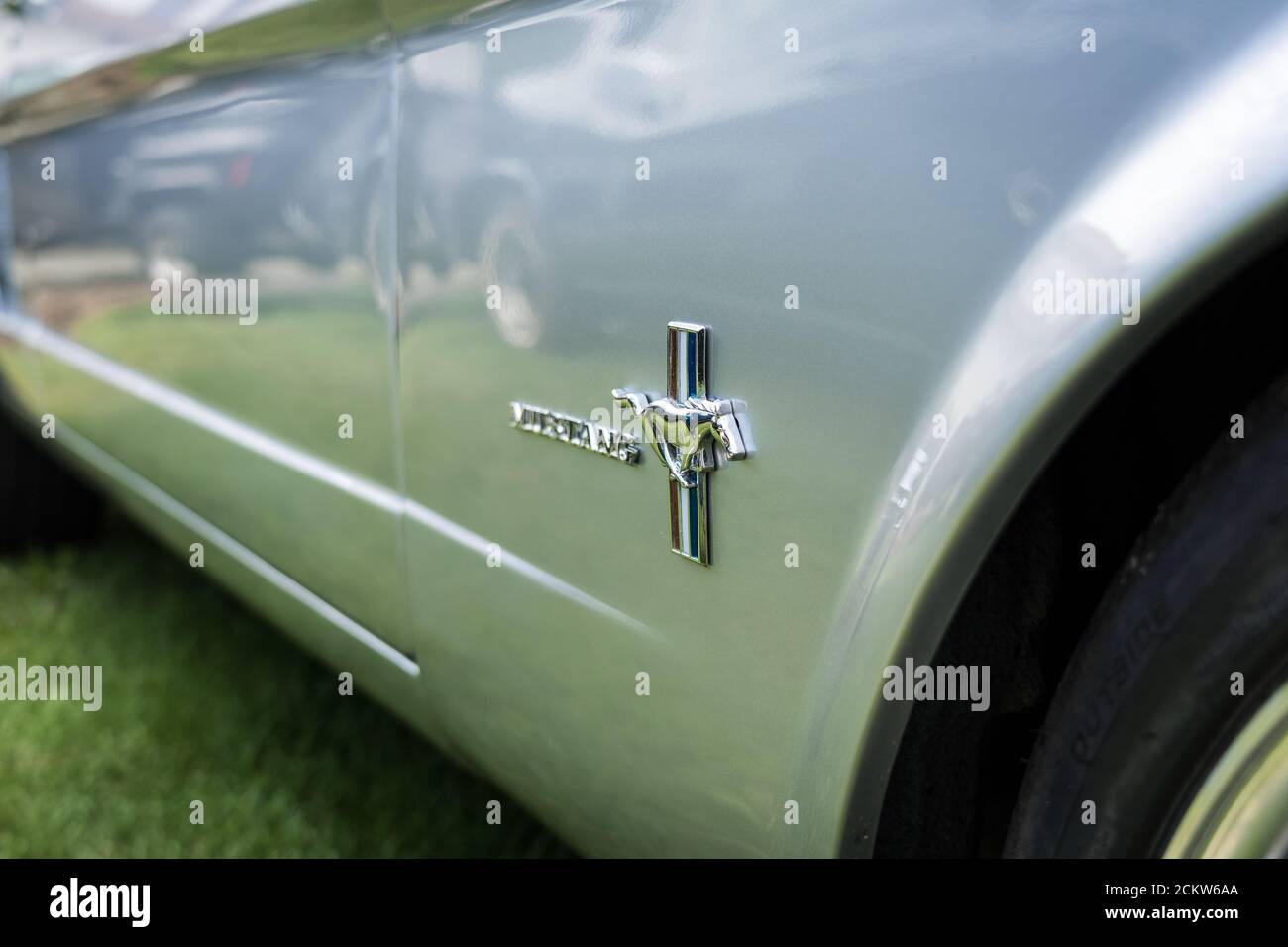 DIEDERSDORF, GERMANIA - 30 AGOSTO 2020: L'emblema della monoposto Ford Mustang (prima generazione). Primo piano. La mostra di 'US Car Classics'. Foto Stock