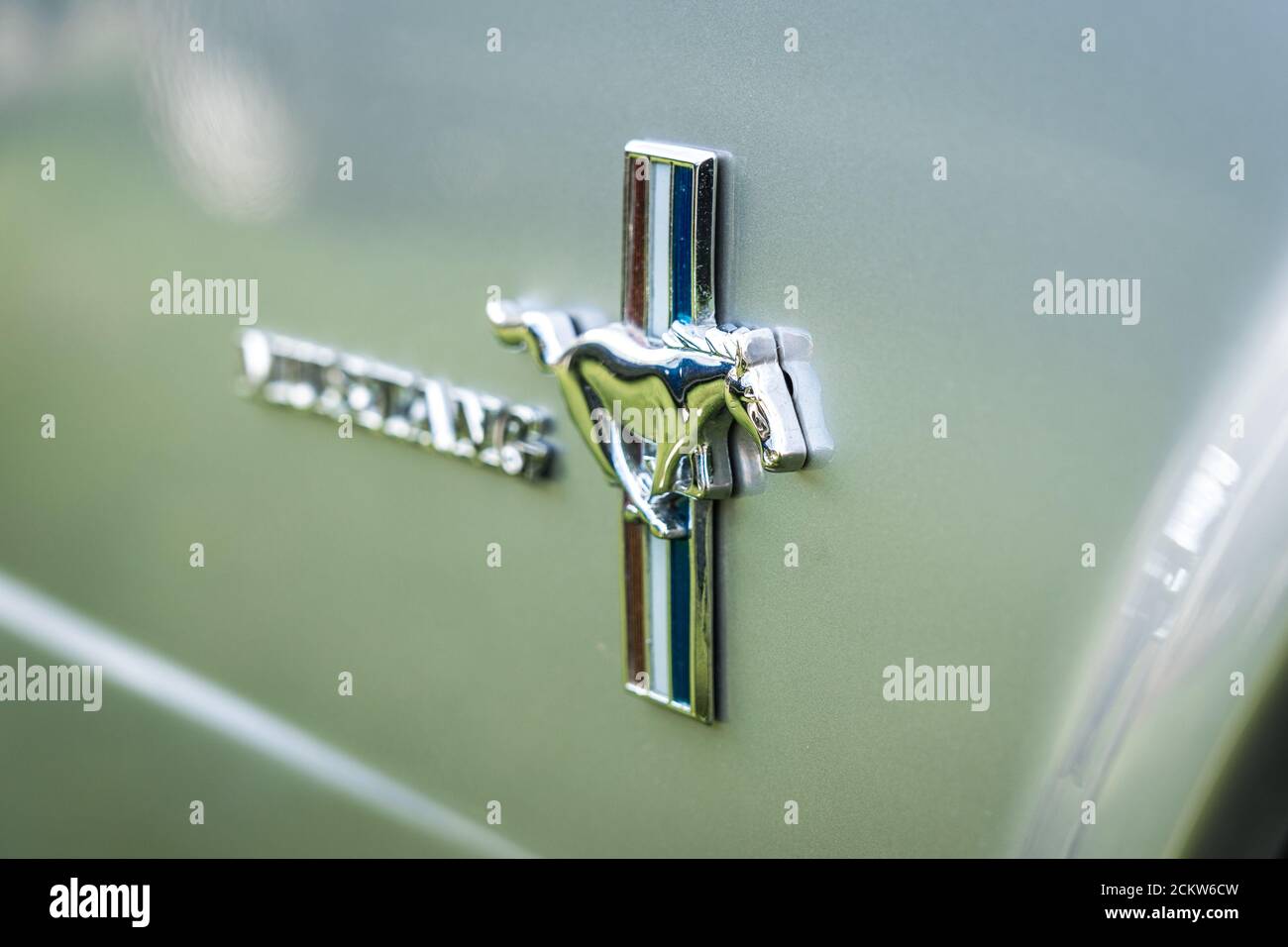 DIEDERSDORF, GERMANIA - 30 AGOSTO 2020: L'emblema della monoposto Ford Mustang (prima generazione). Primo piano. La mostra di 'US Car Classics'. Foto Stock