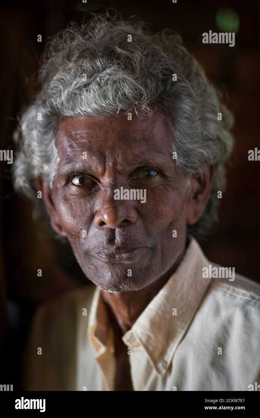 T.H. Piyadasa, di 62 anni, vive con la moglie di 60 anni. Ha venduto pesce fresco sulla sua bicicletta, ma è stato costretto a rinunciare quando la sua asma è diventato molto male. La vita è molto difficile per la coppia che dipende da un piccolo governo pagato importo e la vendita di frutta coltivata in giardino. Matara, Sri Lanka. Foto Stock