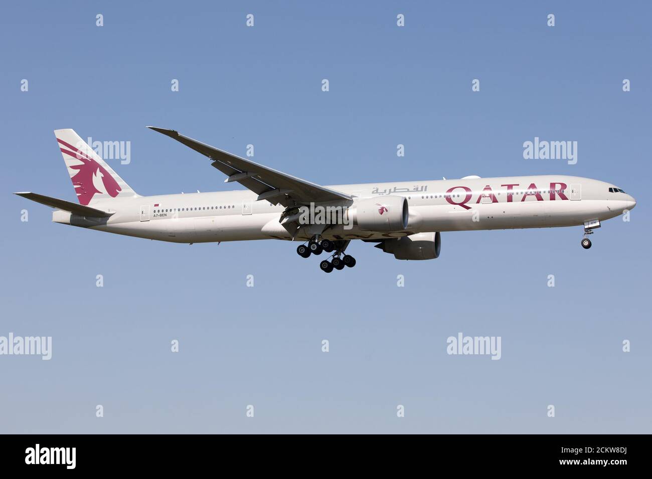 Un Qatar Airways Boeing 777 atterra all'aeroporto Heathrow di Londra, Inghilterra, lunedì 14 settembre 2020. (Credit: Robert Smith | MI News) Foto Stock