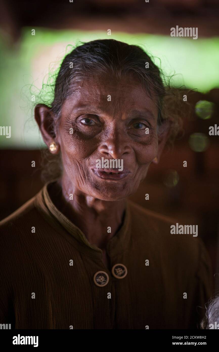 Una donna di 60 anni che vive con il marito. La vita è molto difficile per la coppia che dipende da un piccolo governo pagato importo e la vendita di frutta coltivata in giardino. Matara, Sri Lanka. Foto Stock