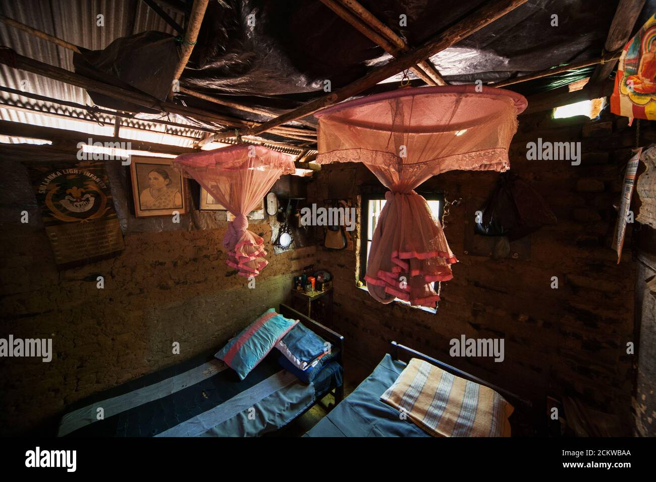 Sede del T.H. Piyadasa, di 62 anni, vive con la moglie di 60 anni. Ha venduto pesce fresco sulla sua bicicletta, ma è stato costretto a rinunciare quando la sua asma è diventato molto male. La vita è molto difficile per la coppia che dipende da un piccolo governo pagato importo e la vendita di frutta coltivata in giardino. Matara, Sri Lanka. Foto Stock