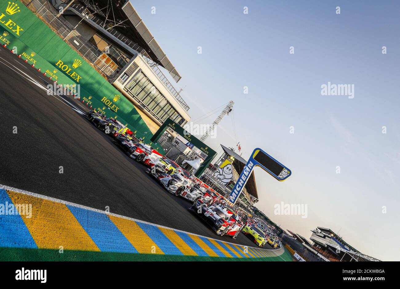 Le Mans, Francia. 16 settembre 2020. 04 Dillmann Tom (fra), Spengler Bruno (CAN), Webb Oliver (gbr), ByKolles Racing Team, ENSO CLM P1/01-Gibson,07 Conway Mike (gbr), Kobayashi Kamui (jpn), Lopez Jos. Maria (arg), Toyota Gazoo Racing, Toyota TS050 Hybrid, azione 08 Buemi S..bastien (swi), Hartley Brendon (nzl), Nakajima Kazuki (jpn), Toyota Gazoo Racing, Toyota TS050 Hybrid, foto di famiglia durante l'esame della 2020 24 ore di le Mans, 7° round del 2019... Credit: Gruppo Editoriale LiveMedia/Alamy Live News Foto Stock