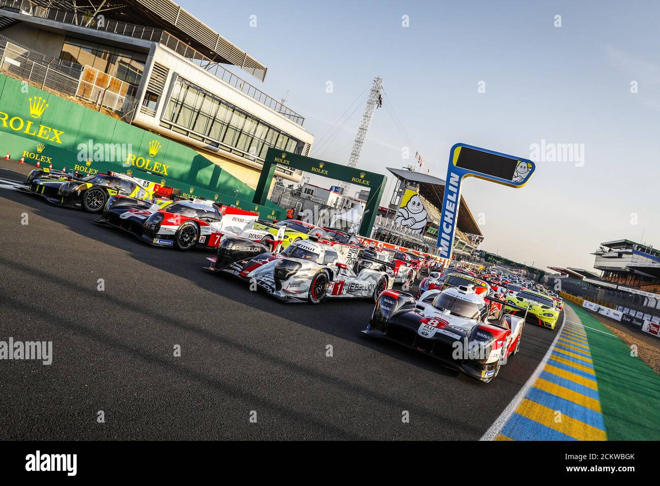 Le Mans, Francia. 16 settembre 2020. 04 Dillmann Tom (fra), Spengler Bruno (CAN), Webb Oliver (gbr), ByKolles Racing Team, ENSO CLM P1/01-Gibson,07 Conway Mike (gbr), Kobayashi Kamui (jpn), Lopez Jos. Maria (arg), Toyota Gazoo Racing, Toyota TS050 Hybrid, azione 08 Buemi S..bastien (swi), Hartley Brendon (nzl), Nakajima Kazuki (jpn), Toyota Gazoo Racing, Toyota TS050 Hybrid, foto di famiglia durante l'esame della 2020 24 ore di le Mans, 7° round del 2019... Credit: Gruppo Editoriale LiveMedia/Alamy Live News Foto Stock