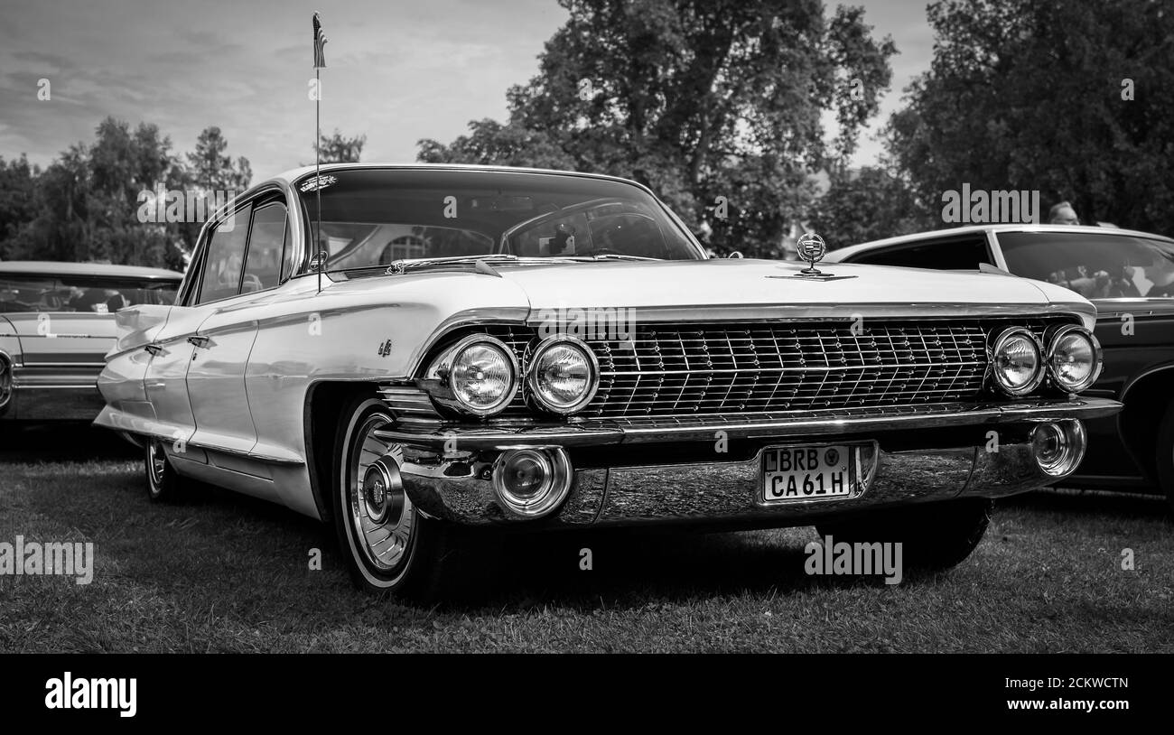 L'auto di lusso personale di dimensioni standard Cadillac Sedan de Ville (seconda generazione), 1961. Bianco e nero. La mostra di 'US Car Classics'. Foto Stock