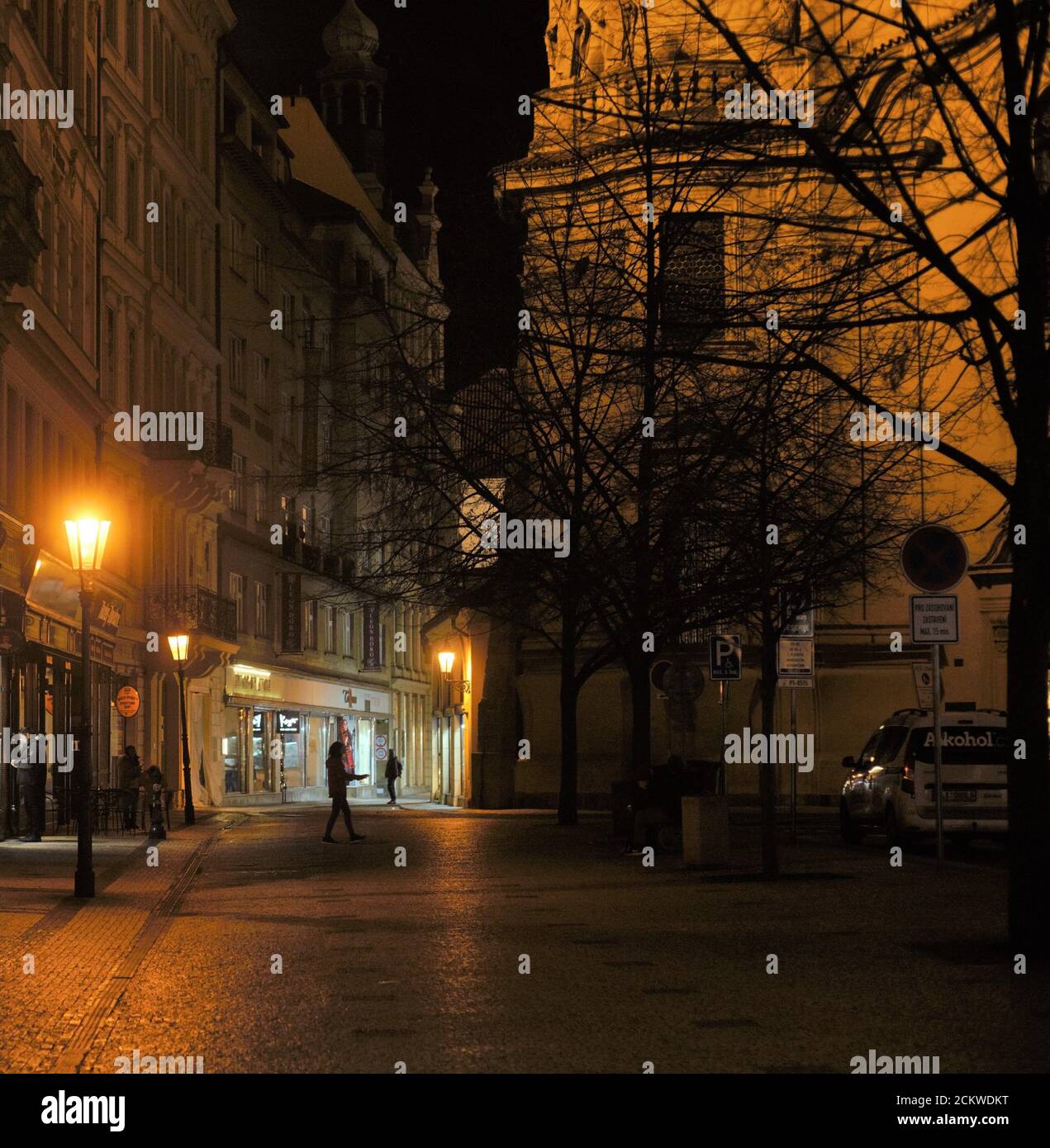Street Photography - Scene notturne nelle strade di Praga, Repubblica Ceca, Europa Foto Stock