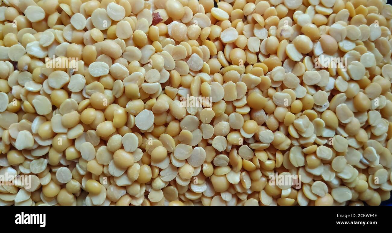 Piselli di piccione divisi isolati su fondo piatto con messa a fuoco selettiva. Foto Stock