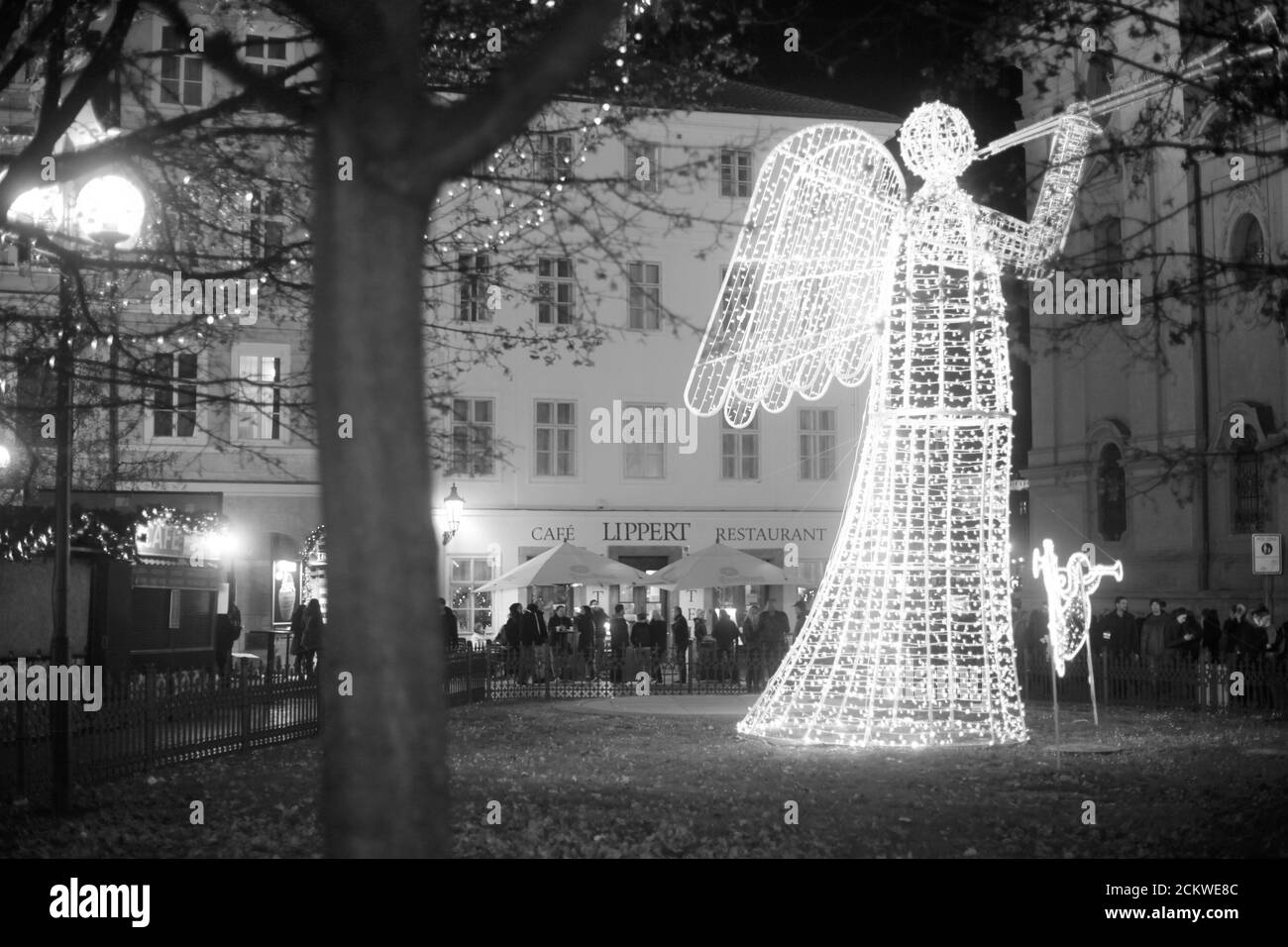 Concetto di viaggio - Scene di strada con diversi intorno correre fino a Natale Praga Città, ceco, Europa Foto Stock