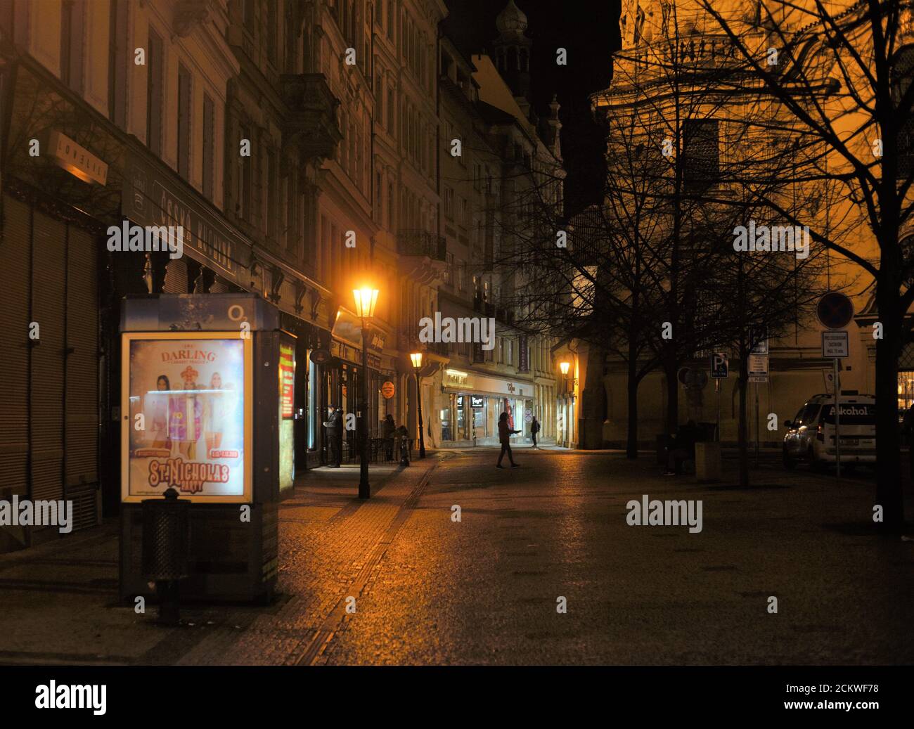 Street Photography - Scene notturne nelle strade di Praga, Repubblica Ceca, Europa Foto Stock