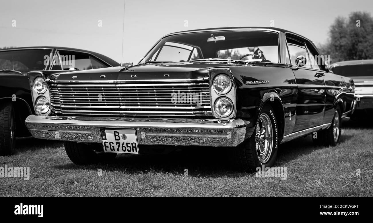 DIEDERSDORF, GERMANIA - 30 AGOSTO 2020: La Ford Galaxie 500, 1965. Bianco e nero. La mostra di 'US Car Classics'. Foto Stock
