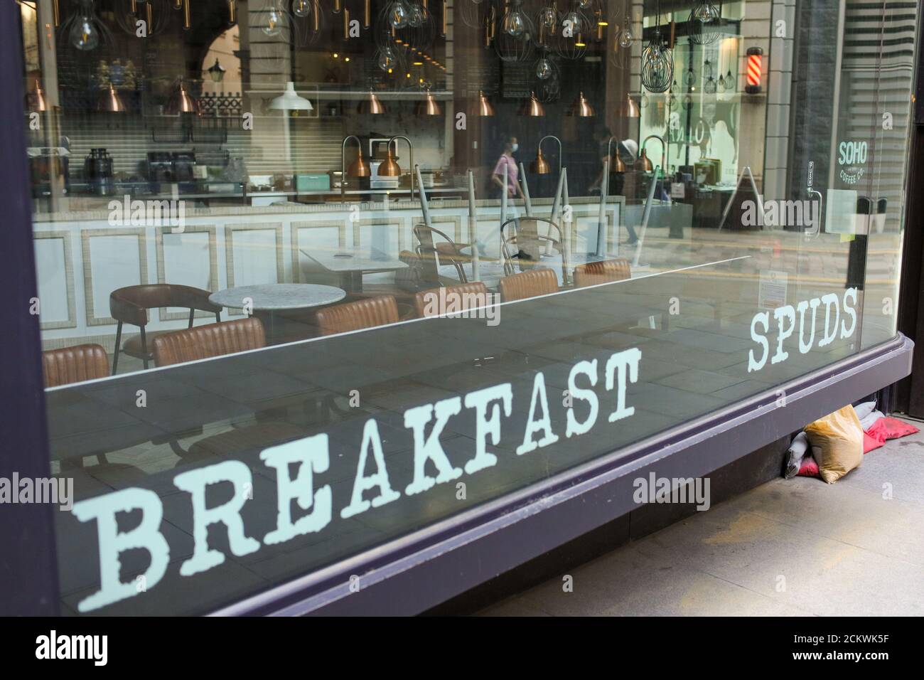 Londra, Regno Unito. 16 Set 2020. Foto scattata il 16 settembre 2020 mostra un caffè chiuso nella città di Londra a Londra, Gran Bretagna. Il tasso di disoccupazione del Regno Unito è salito al 4.1 per cento nei tre mesi a luglio, con i giovani più colpiti, l'Ufficio nazionale per le statistiche (ONS) ha detto Martedì. Credit: Tim Ireland/Xinhua/Alamy Live News Foto Stock