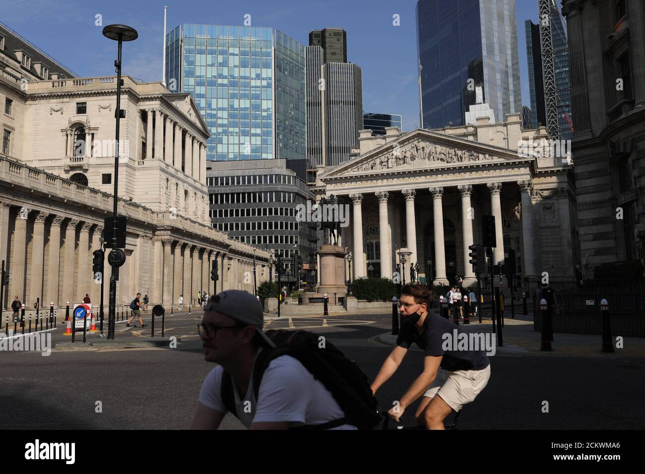 Londra, Gran Bretagna. 16 Set 2020. Il 16 settembre 2020, la gente passa davanti alla Bank of England a Londra, Gran Bretagna. Il tasso di disoccupazione del Regno Unito è salito al 4.1 per cento nei tre mesi a luglio, con i giovani più colpiti, l'Ufficio nazionale per le statistiche (ONS) ha detto Martedì. Credit: Tim Ireland/Xinhua/Alamy Live News Foto Stock