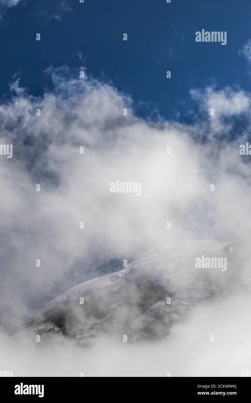 Le nuvole che scendono sul Monte Baker, viste da Heliotrope Ridge, Mount Baker-Snoqualmie National Forest, Washington state, USA Foto Stock