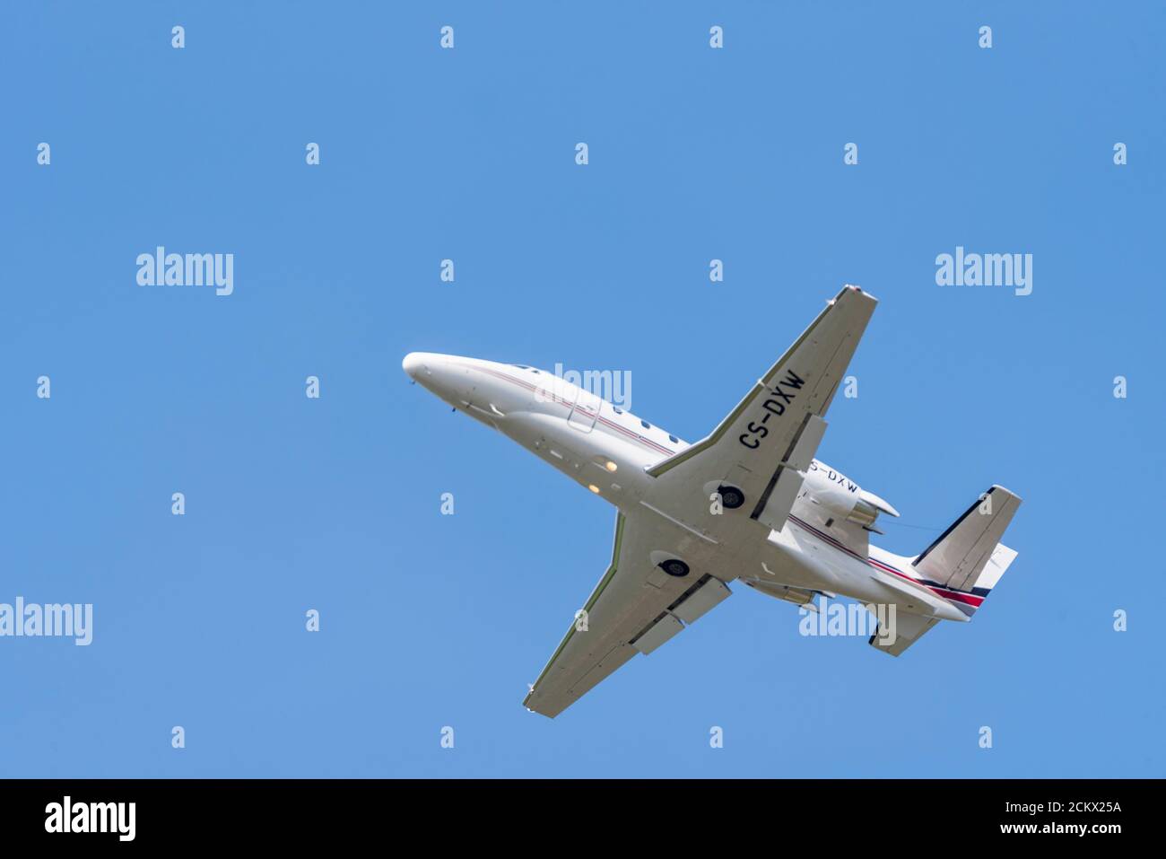 Cessna 560 Citation Excel business jet plane di Netjets Europe, CS-DXW, scalando via dopo il decollo da Biggin Hill Airport, Kent, UK Foto Stock